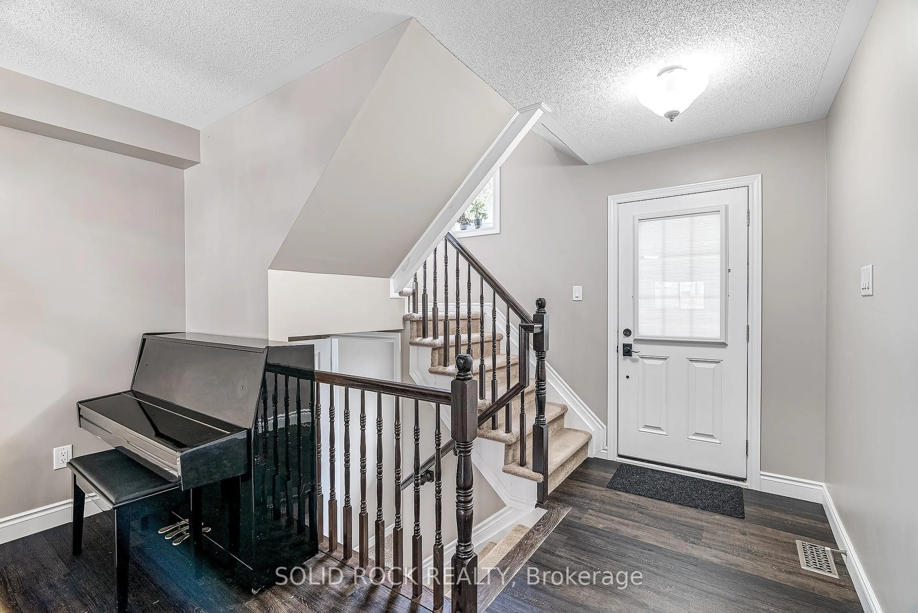 Indoor entryway for 1855 Maple Grove Rd, Stittsville Ontario K2S 0N9