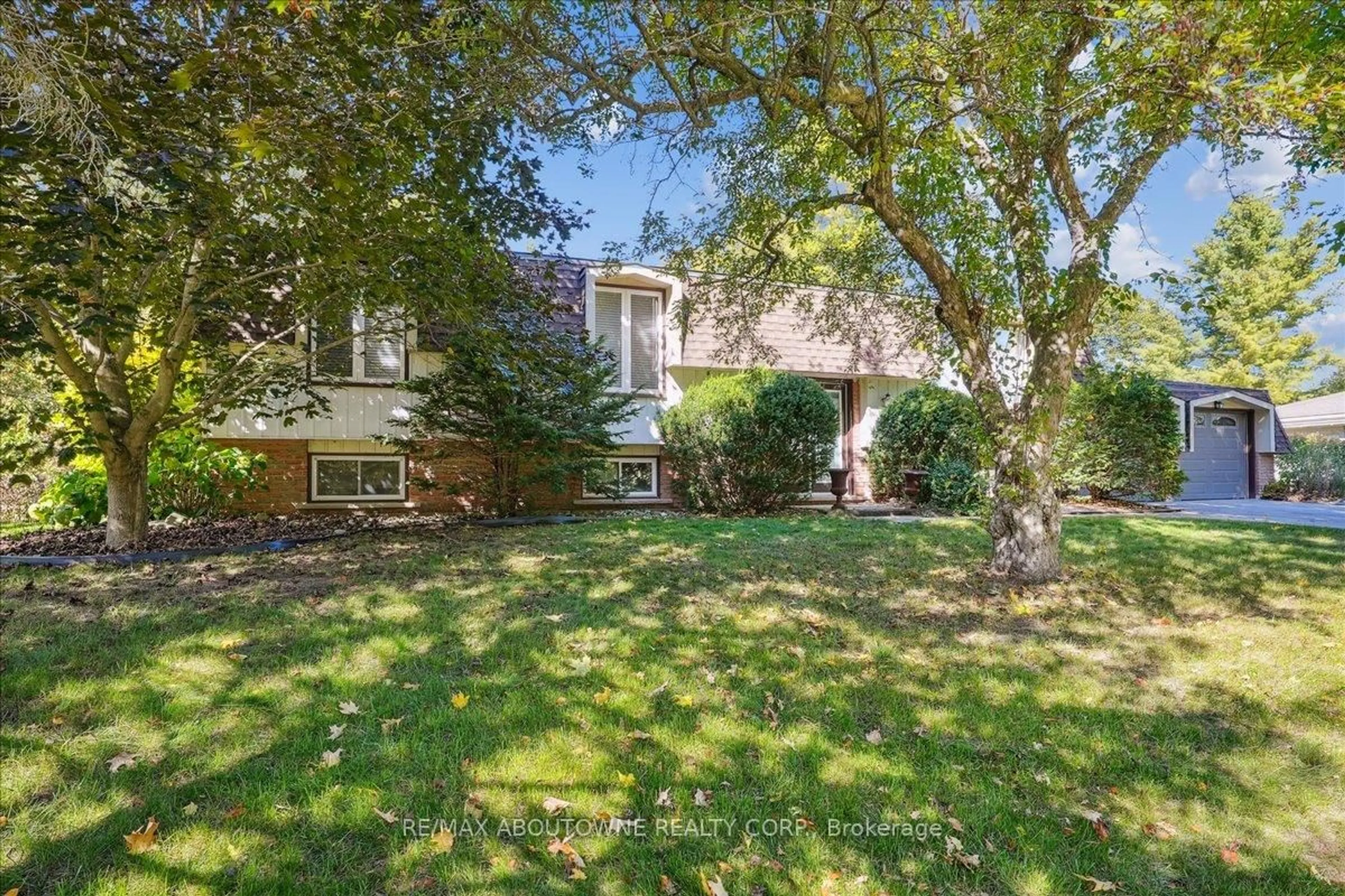 A pic from outside/outdoor area/front of a property/back of a property/a pic from drone, unknown for 25 Bannisdale Way, Hamilton Ontario L0R 1H2