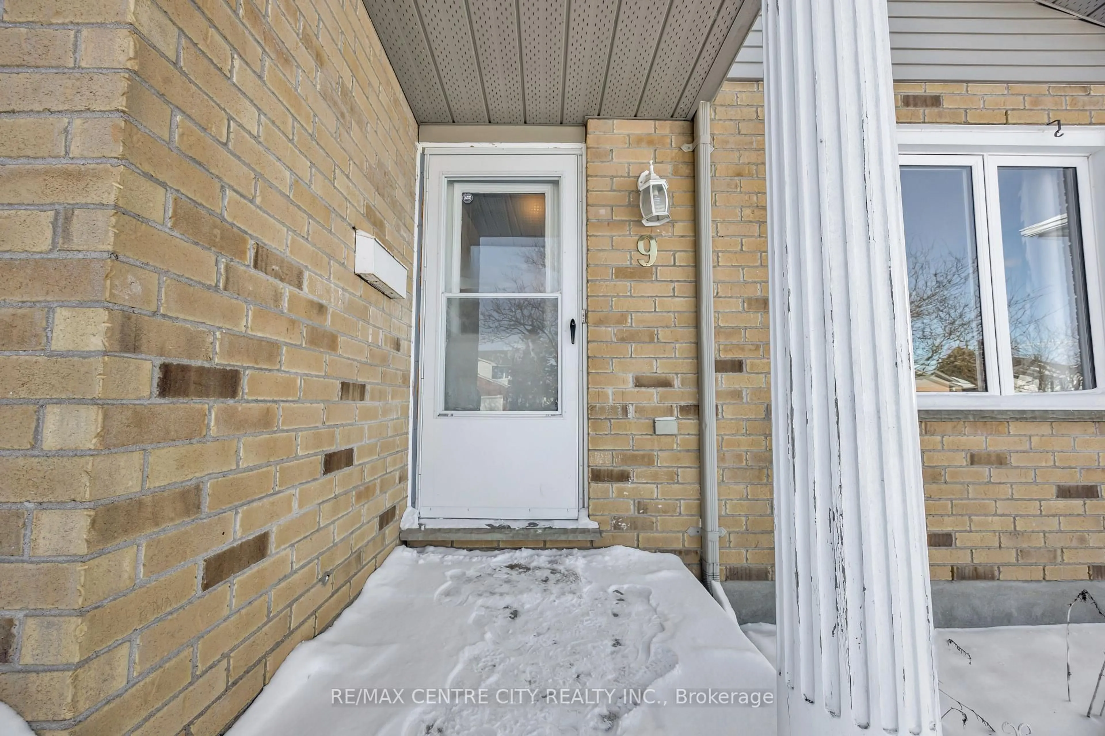 Indoor entryway for 9 Gerald Cres, London South Ontario N5Z 5A3