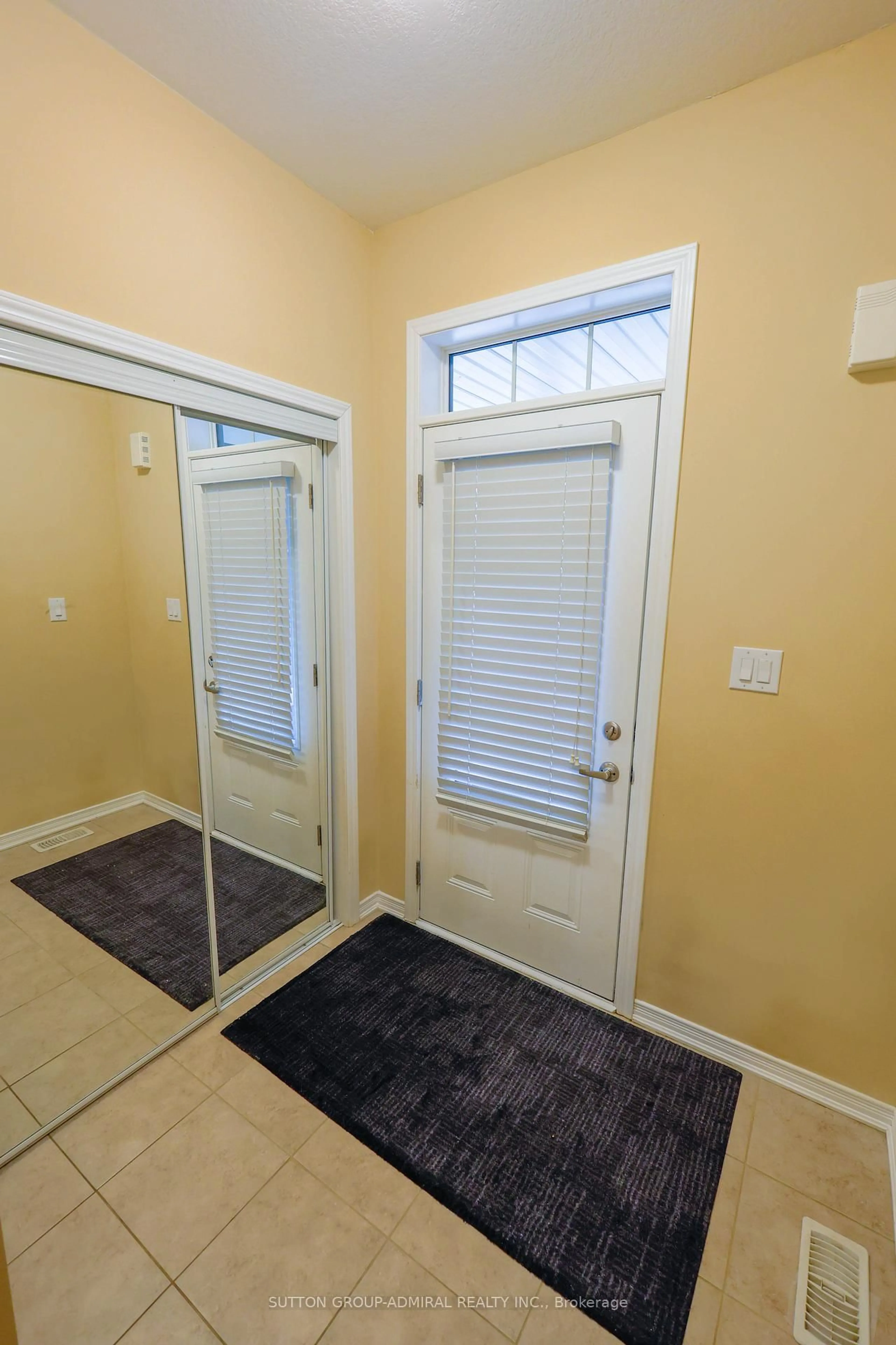 Indoor entryway for 81 Oaktree Dr, Haldimand Ontario N3W 0C7
