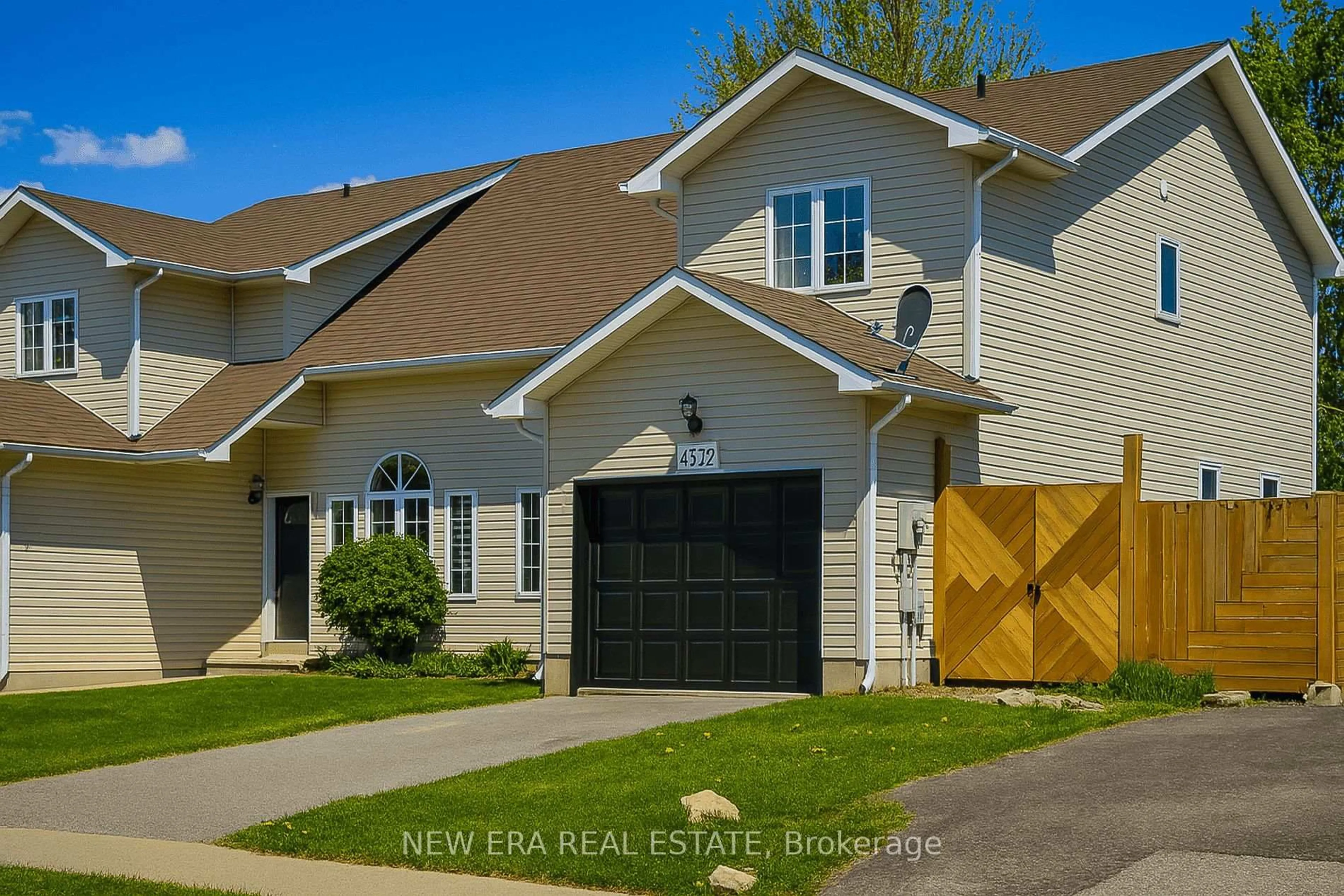 Home with vinyl exterior material, street for 4532 Garden Gate Terr, Lincoln Ontario L0R 1B9