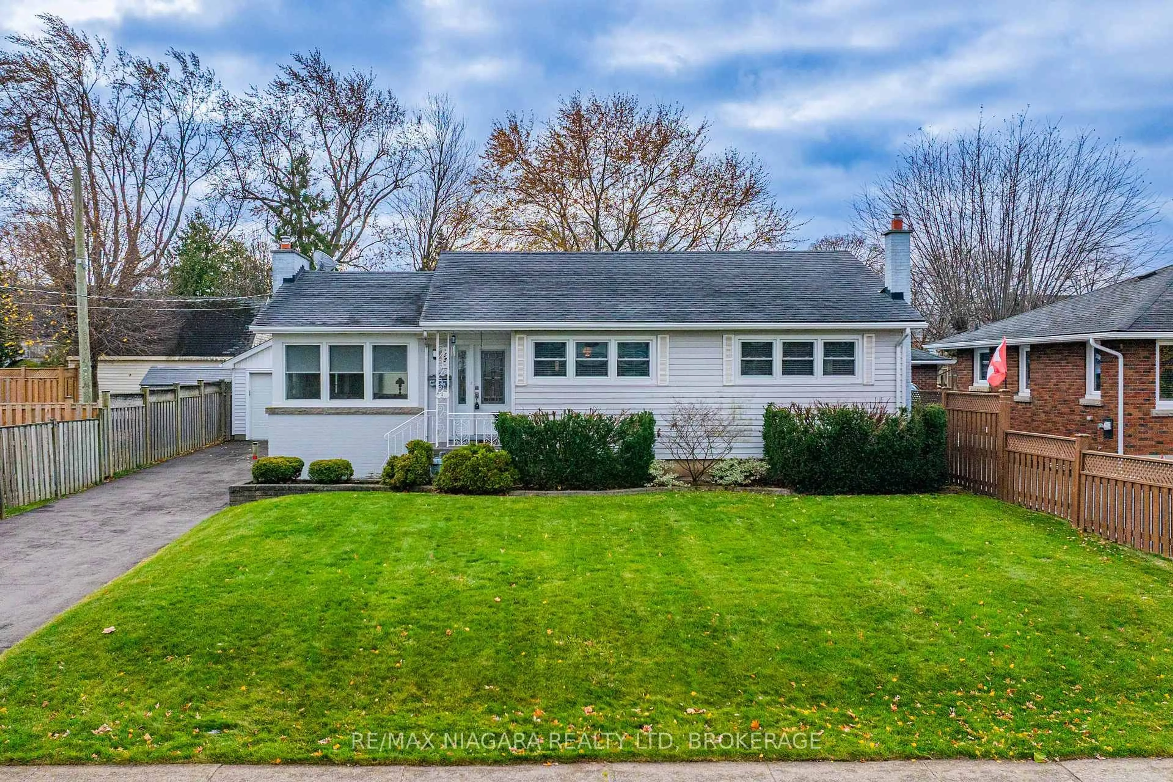 Home with vinyl exterior material, street for 53 Metcalfe St, Thorold Ontario L2V 3A2