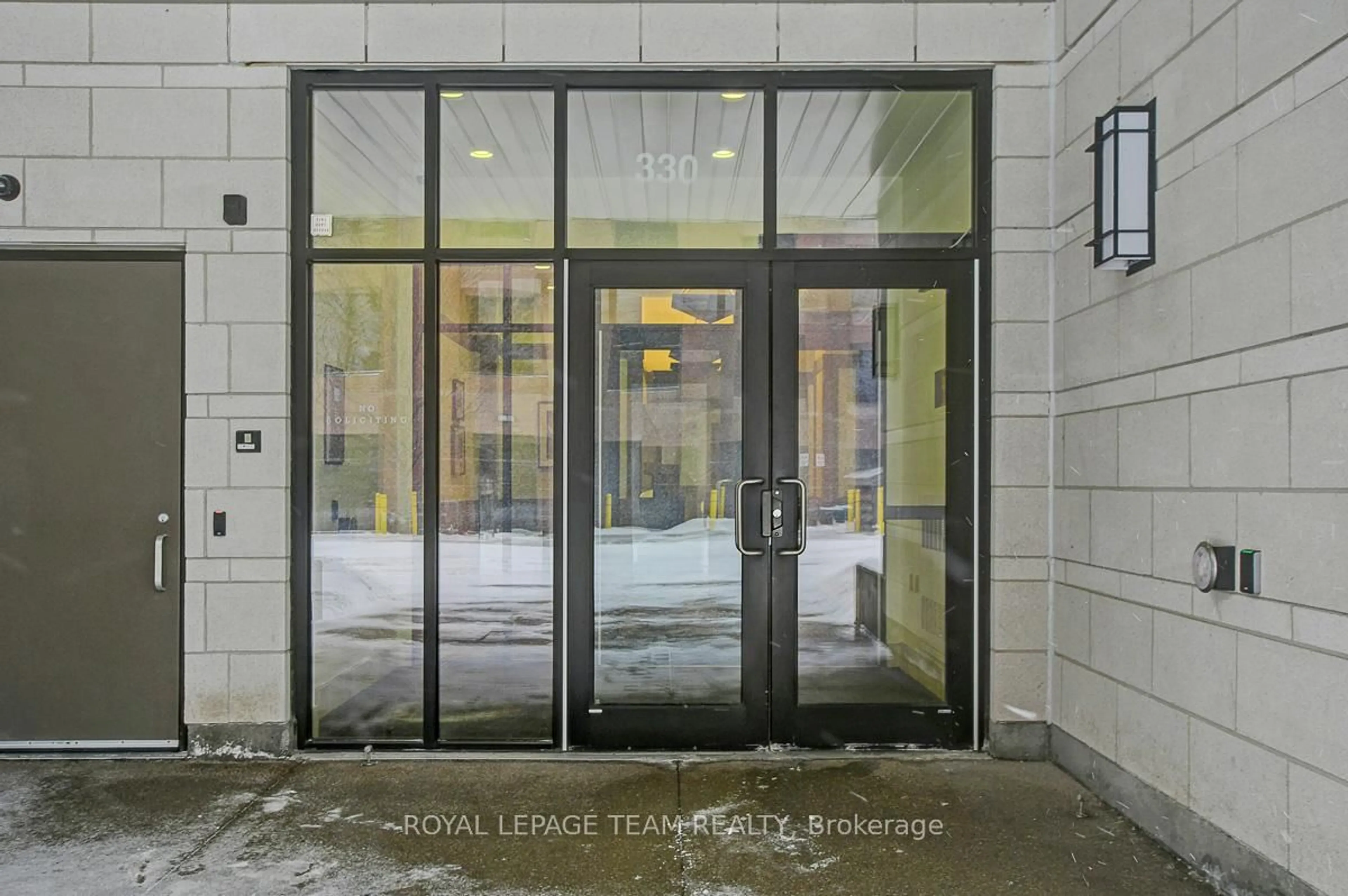 Indoor foyer for 330 Loretta Ave #302, Ottawa Ontario K1S 4E8