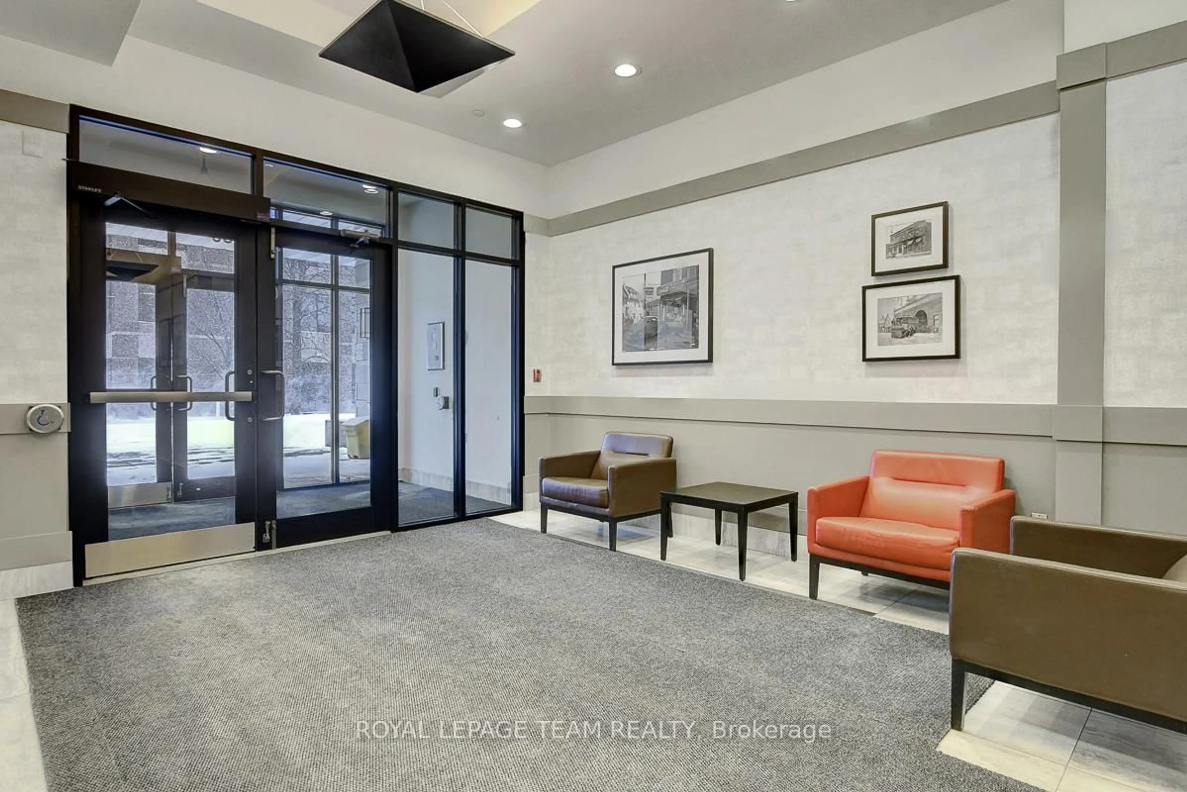 Indoor foyer for 330 Loretta Ave #302, Ottawa Ontario K1S 4E8