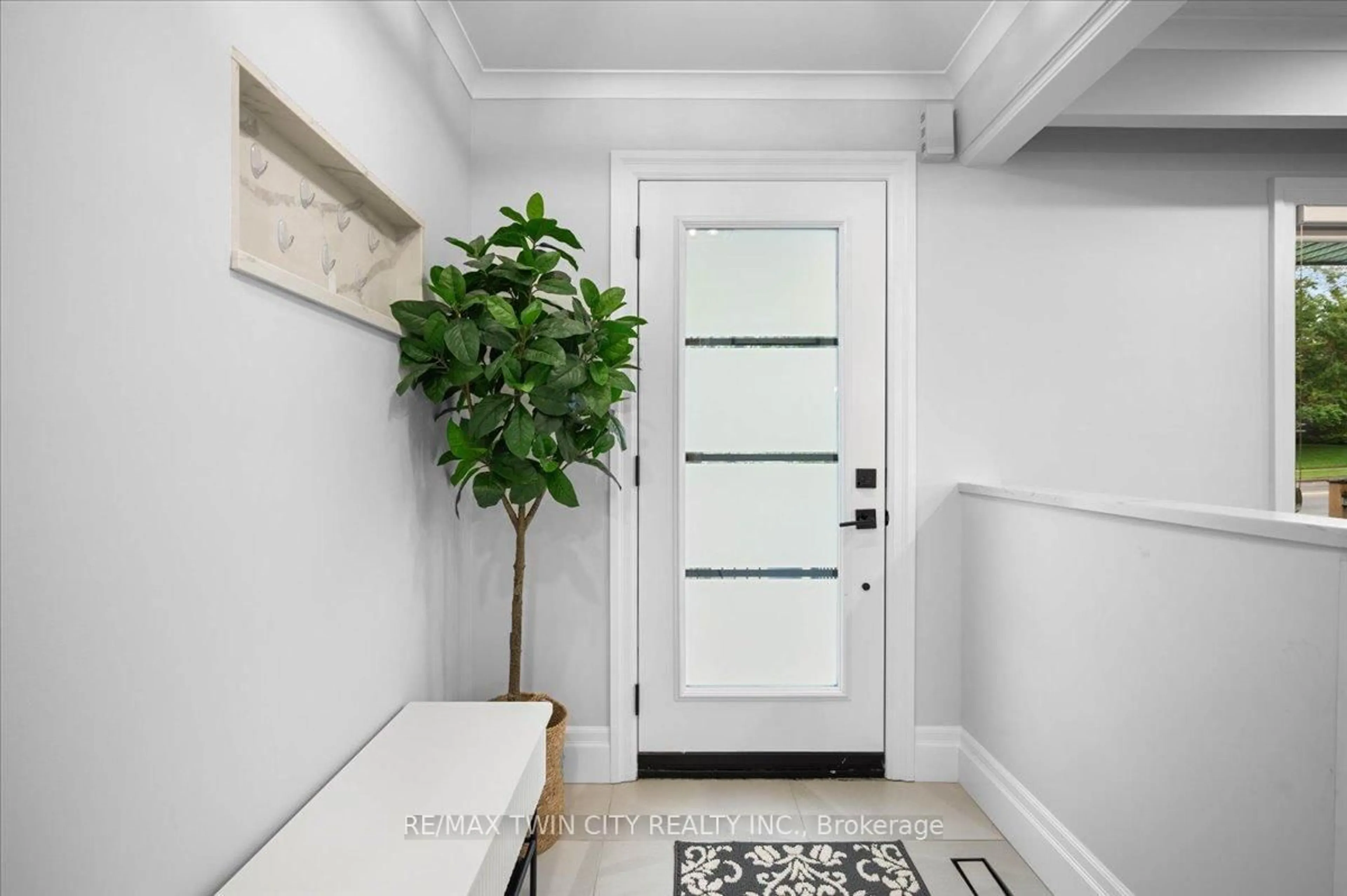 Indoor entryway for 162 Greenbrook Dr, Kitchener Ontario N2M 4J7