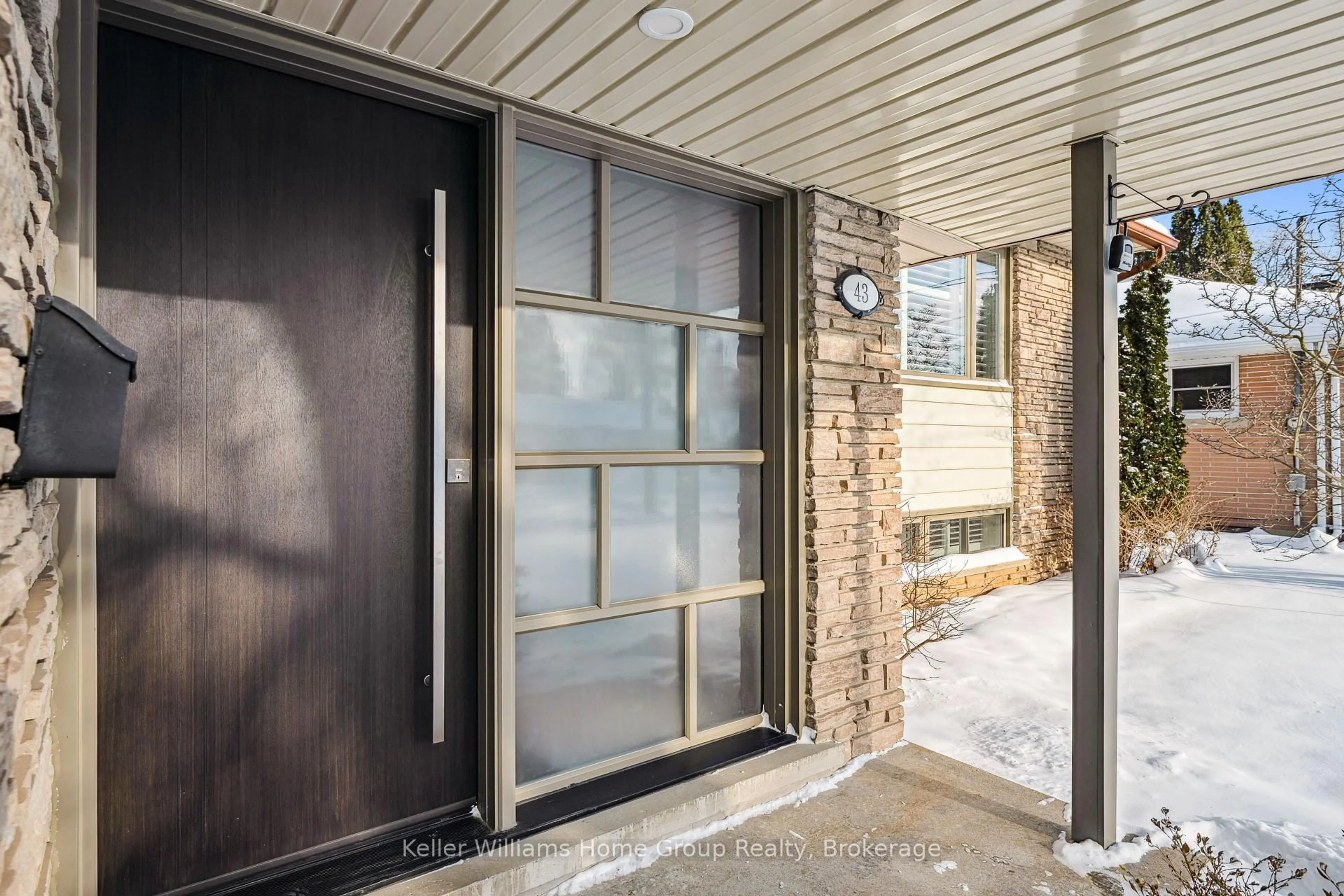 Indoor entryway for 43 Glenburnie Dr, Guelph Ontario N1E 4C5