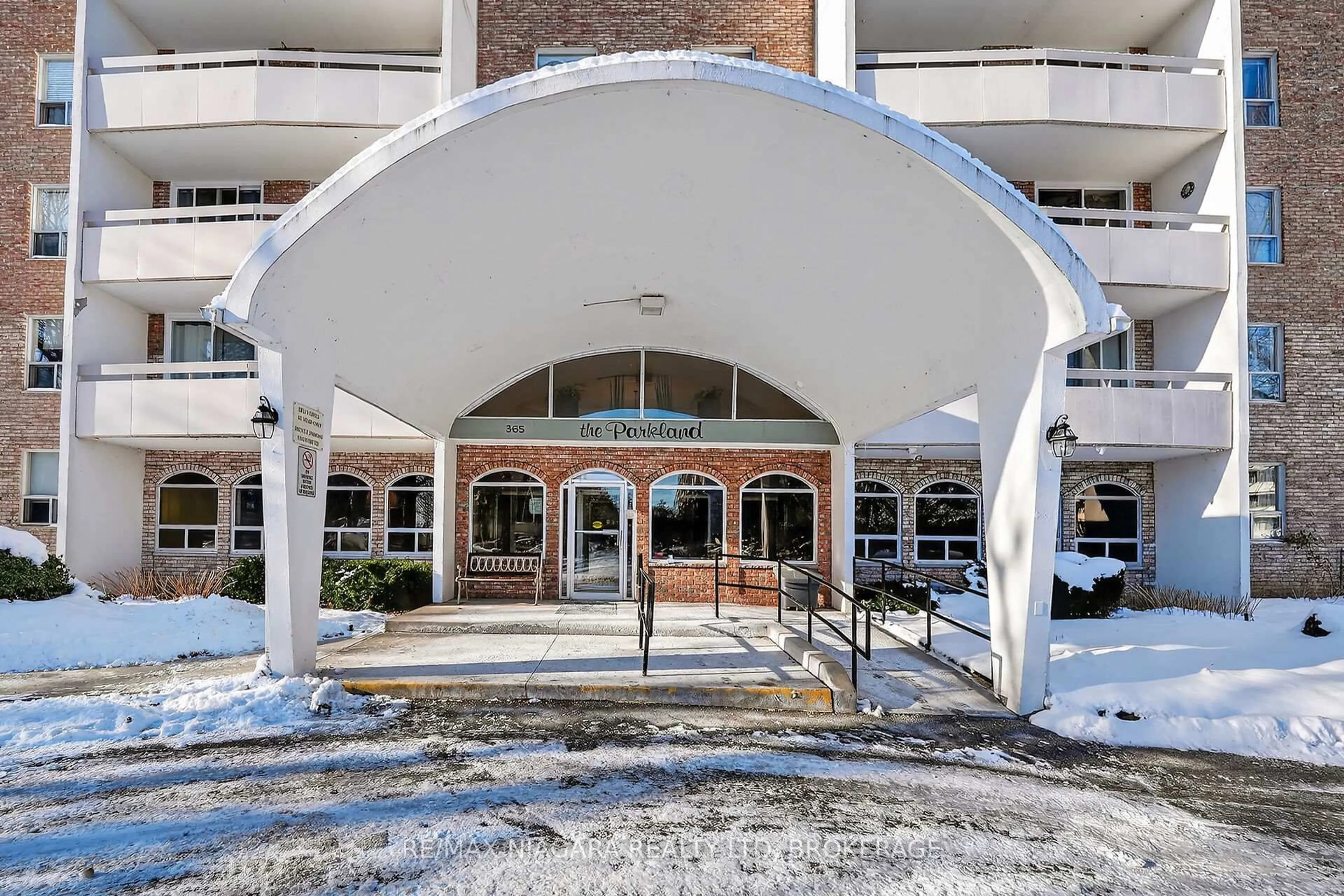 Indoor foyer for 365 Geneva St #1003, St. Catharines Ontario L2N 5S7