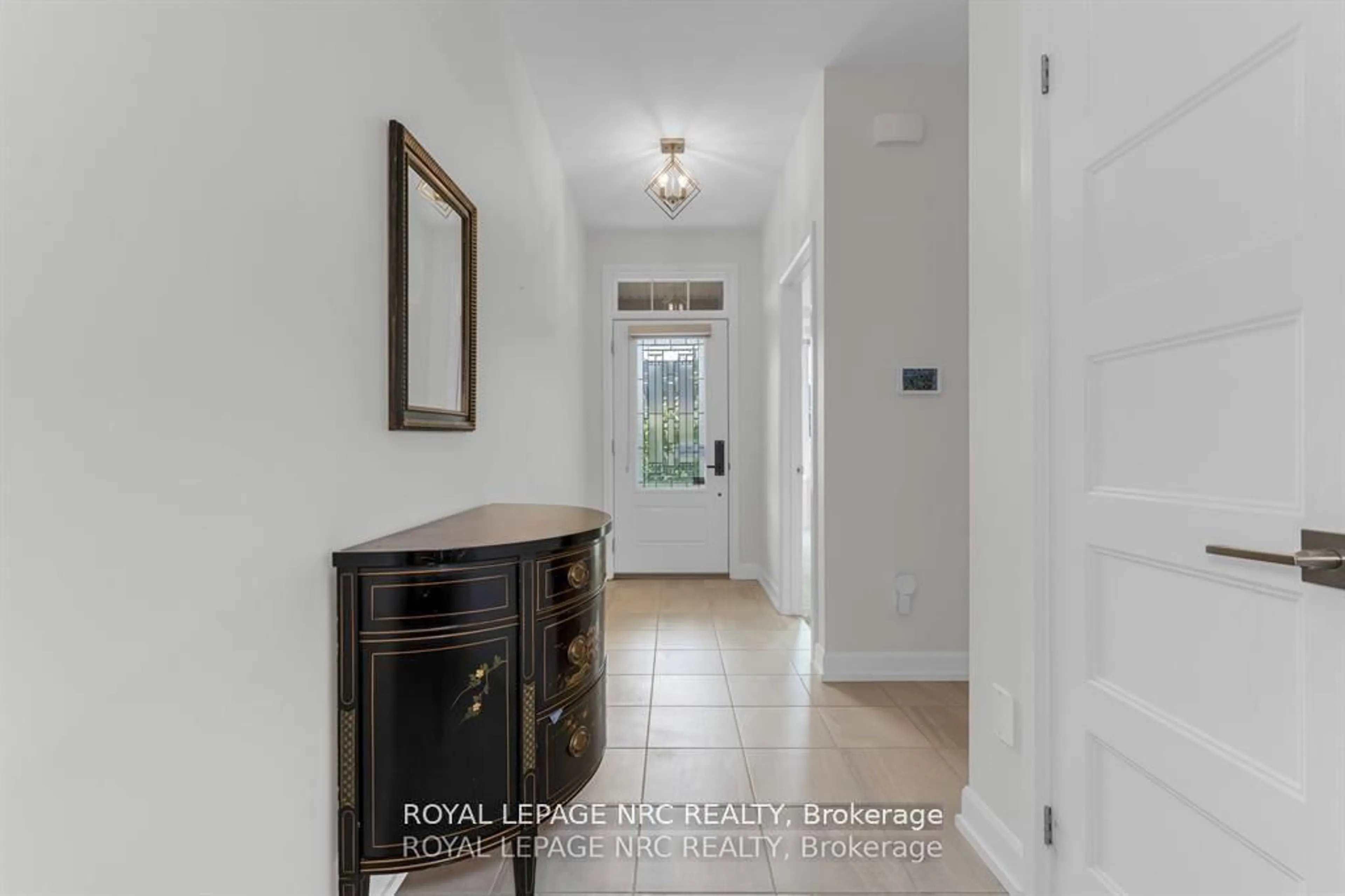 Indoor entryway for 28 Campbell St, Thorold Ontario L2V 0J3