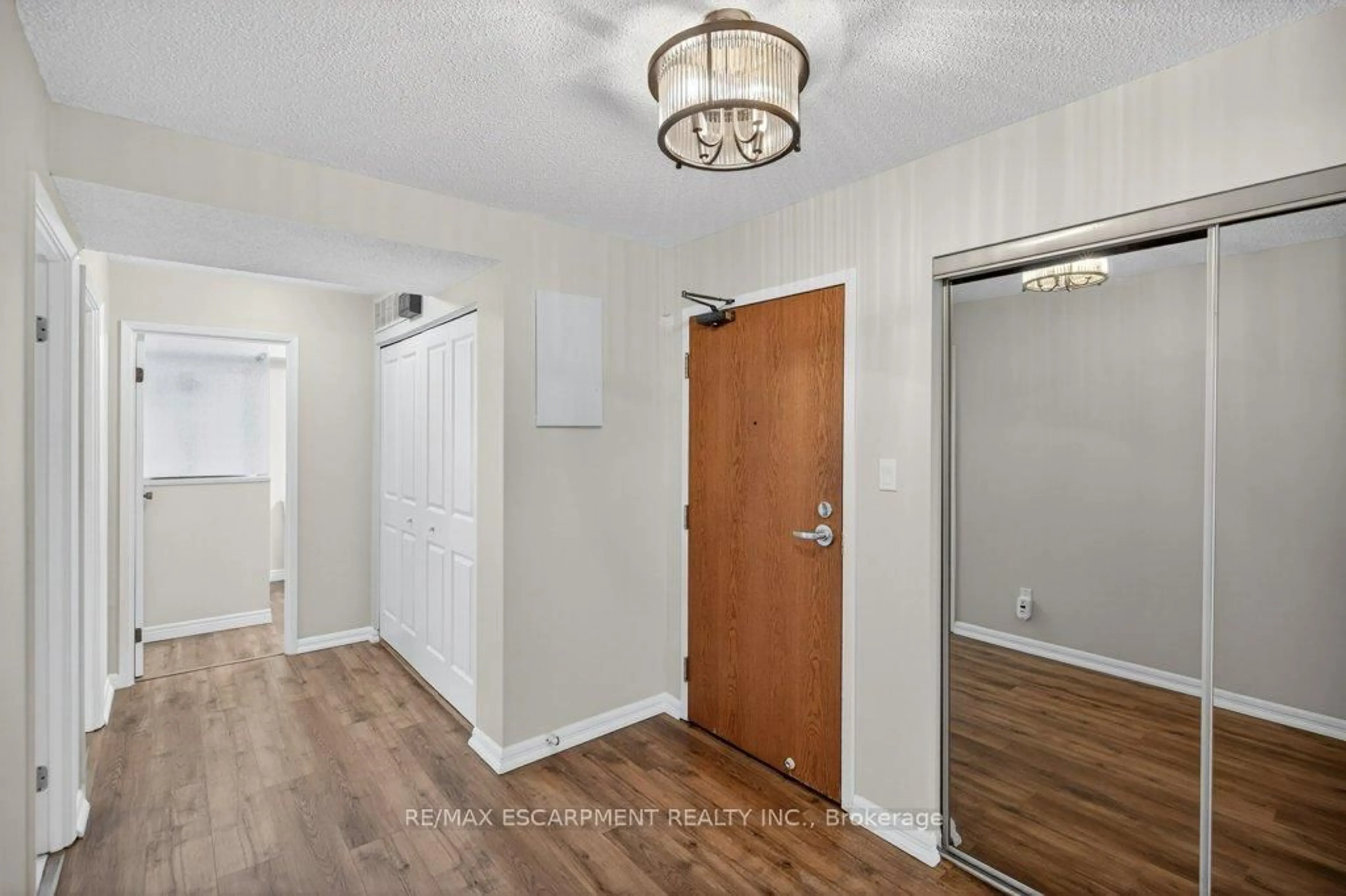 Indoor entryway for 20 Berkley Rd #204, Cambridge Ontario N1S 4S8