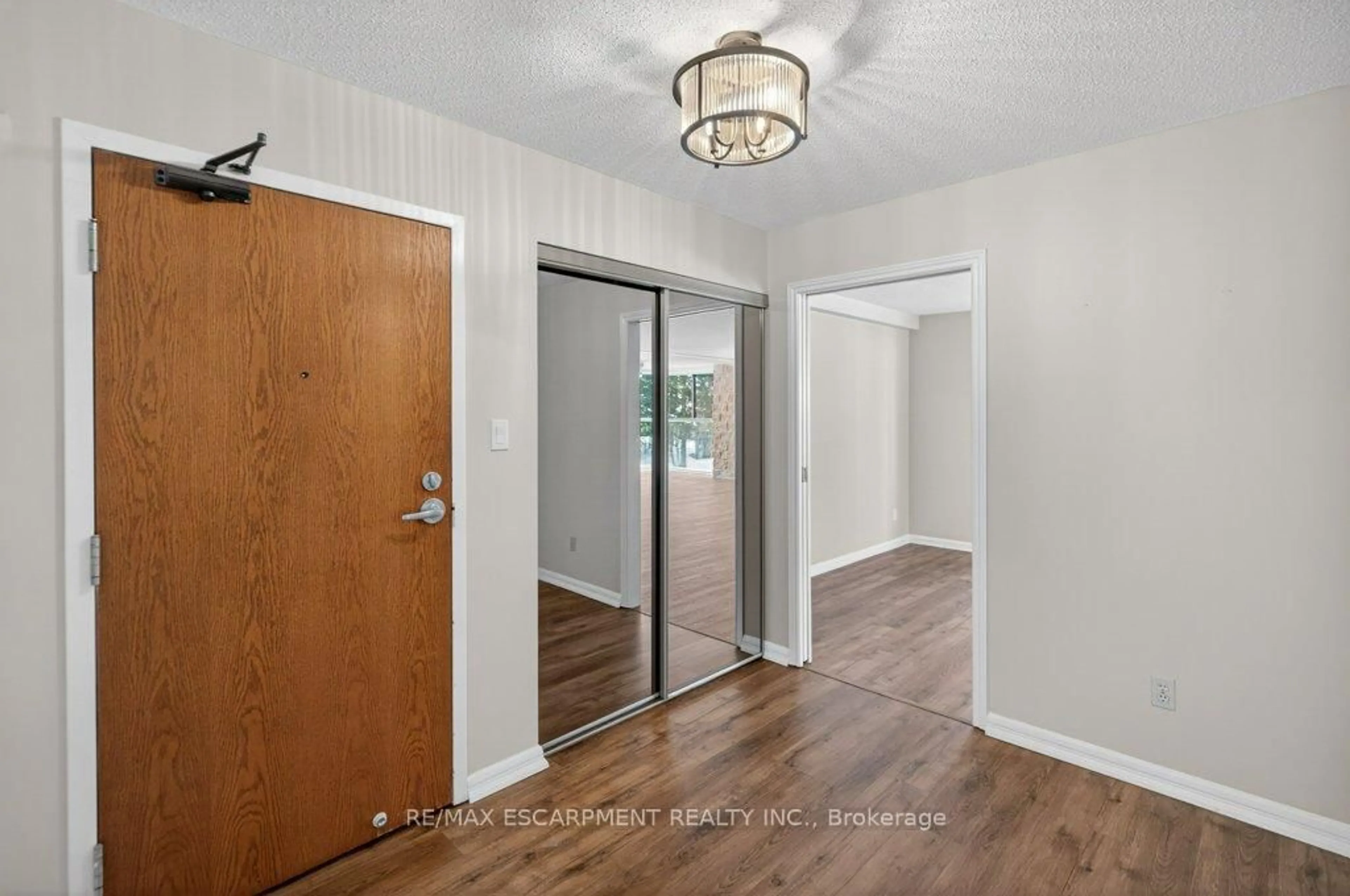 Indoor entryway for 20 Berkley Rd #204, Cambridge Ontario N1S 4S8