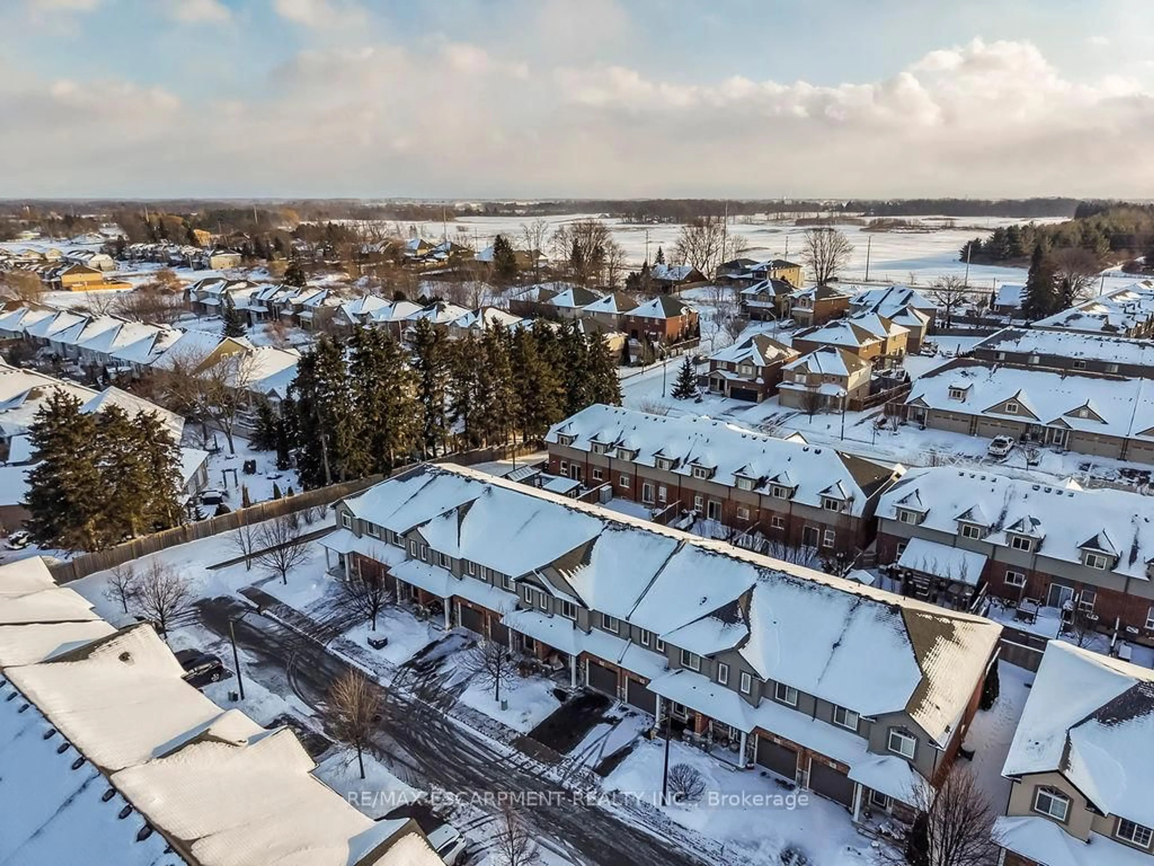 A pic from outside/outdoor area/front of a property/back of a property/a pic from drone, unknown for 345 GLANCASTER Rd #19, Hamilton Ontario L9G 3K9