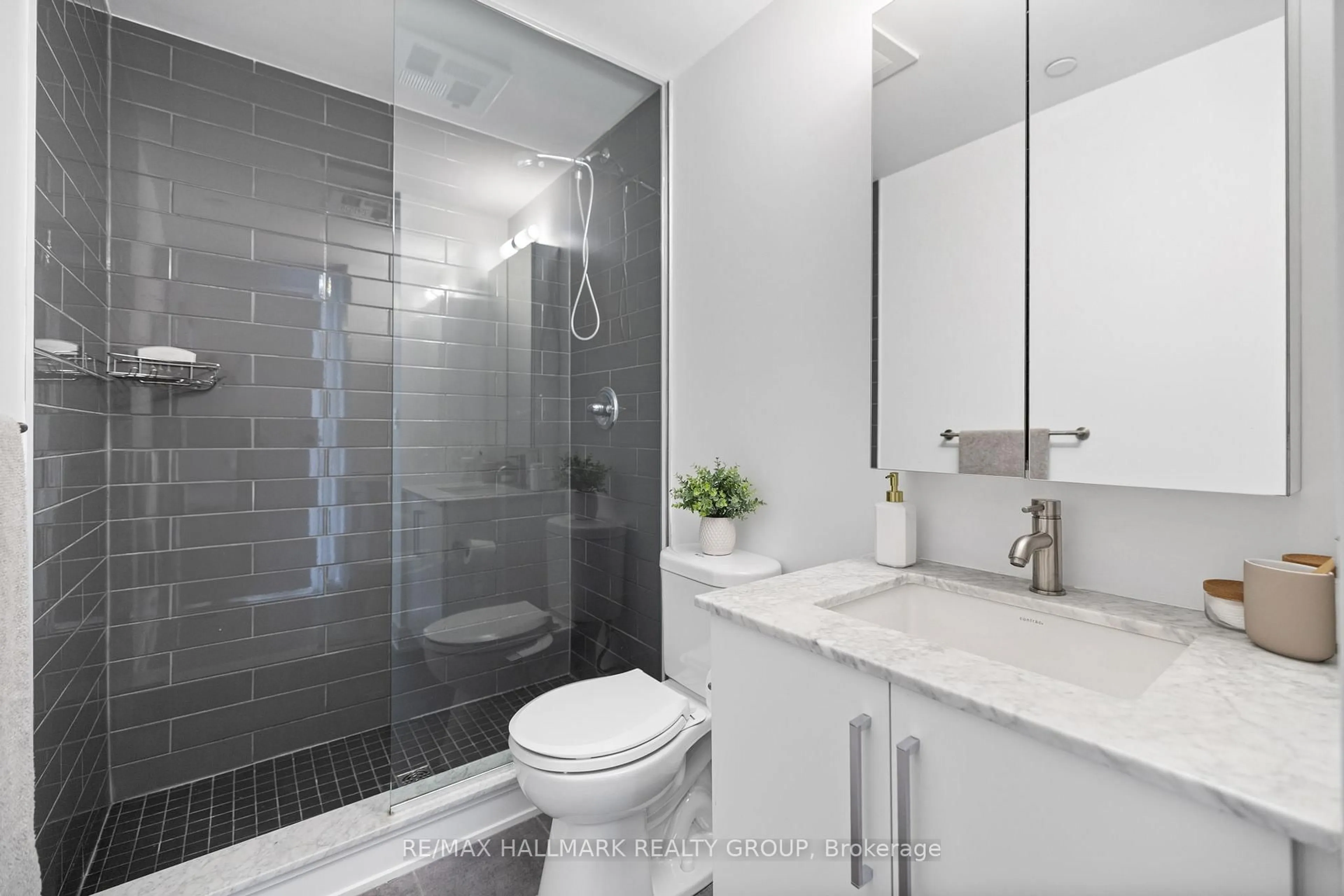 Standard bathroom, ceramic/tile floor for 485 Richmond Rd #1906, Ottawa Ontario K2A 3W9