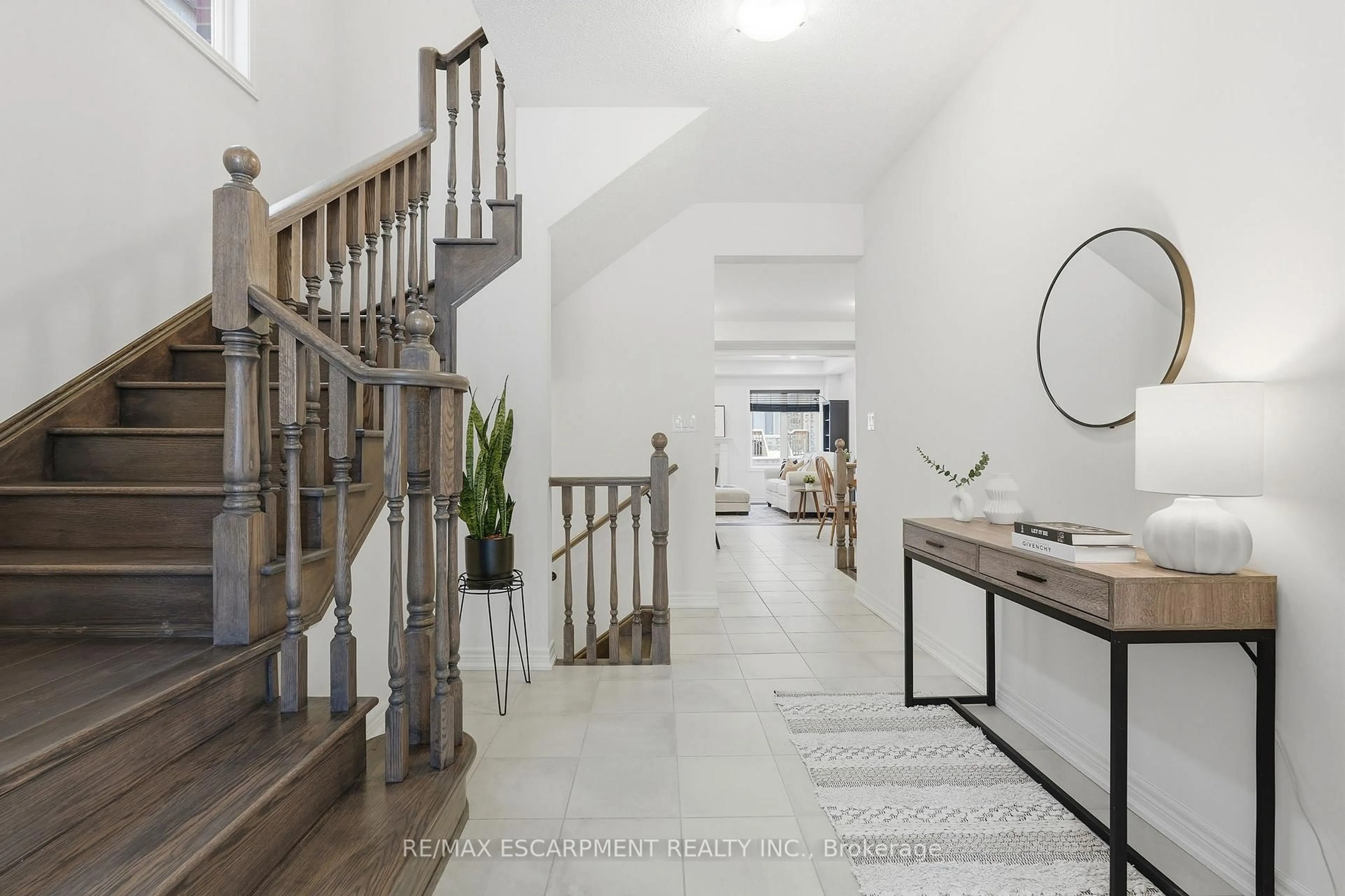 Indoor entryway for 33 Mountain Heights Pl, Hamilton Ontario L8B 1X7