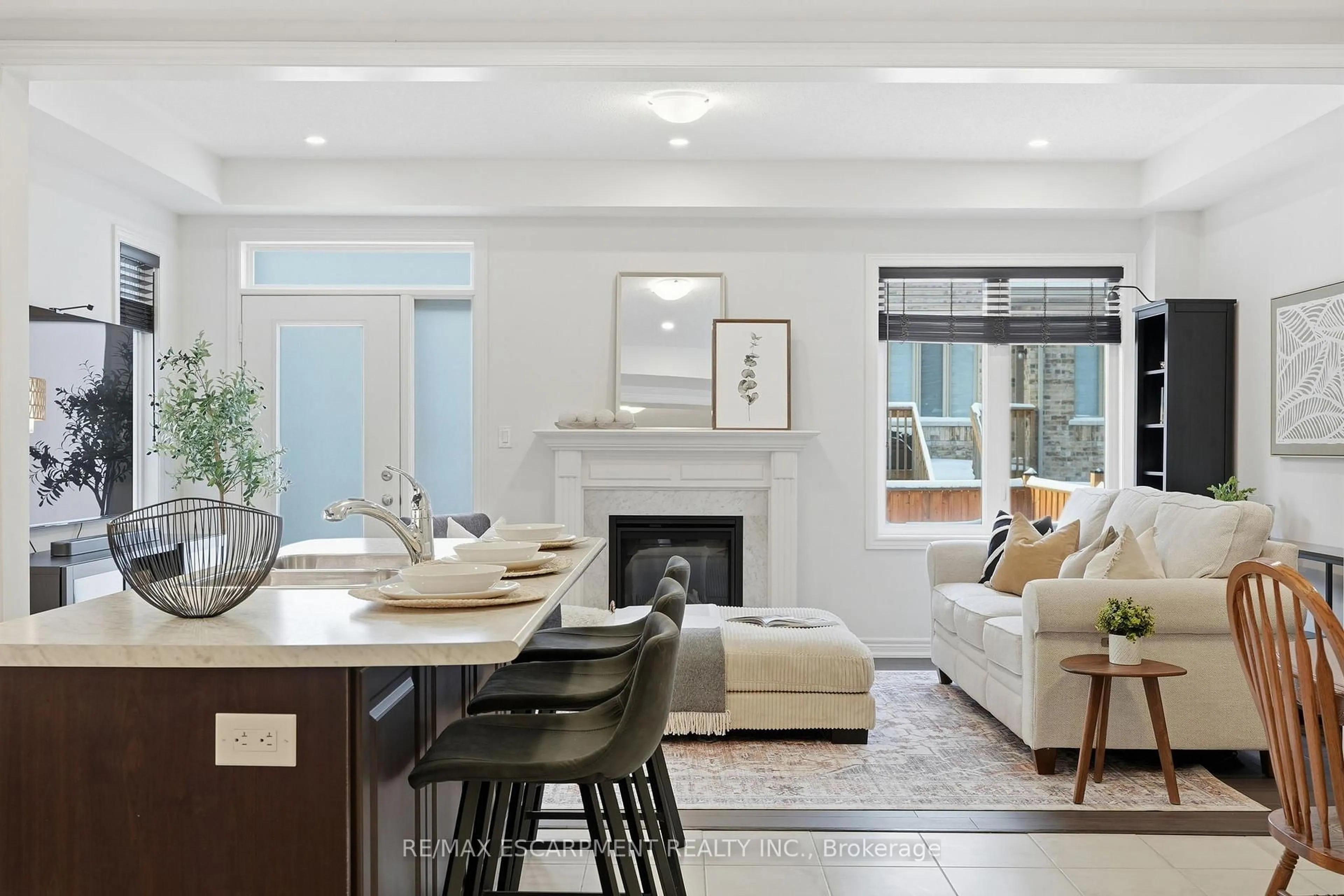 Open concept kitchen, ceramic/tile floor for 33 Mountain Heights Pl, Hamilton Ontario L8B 1X7