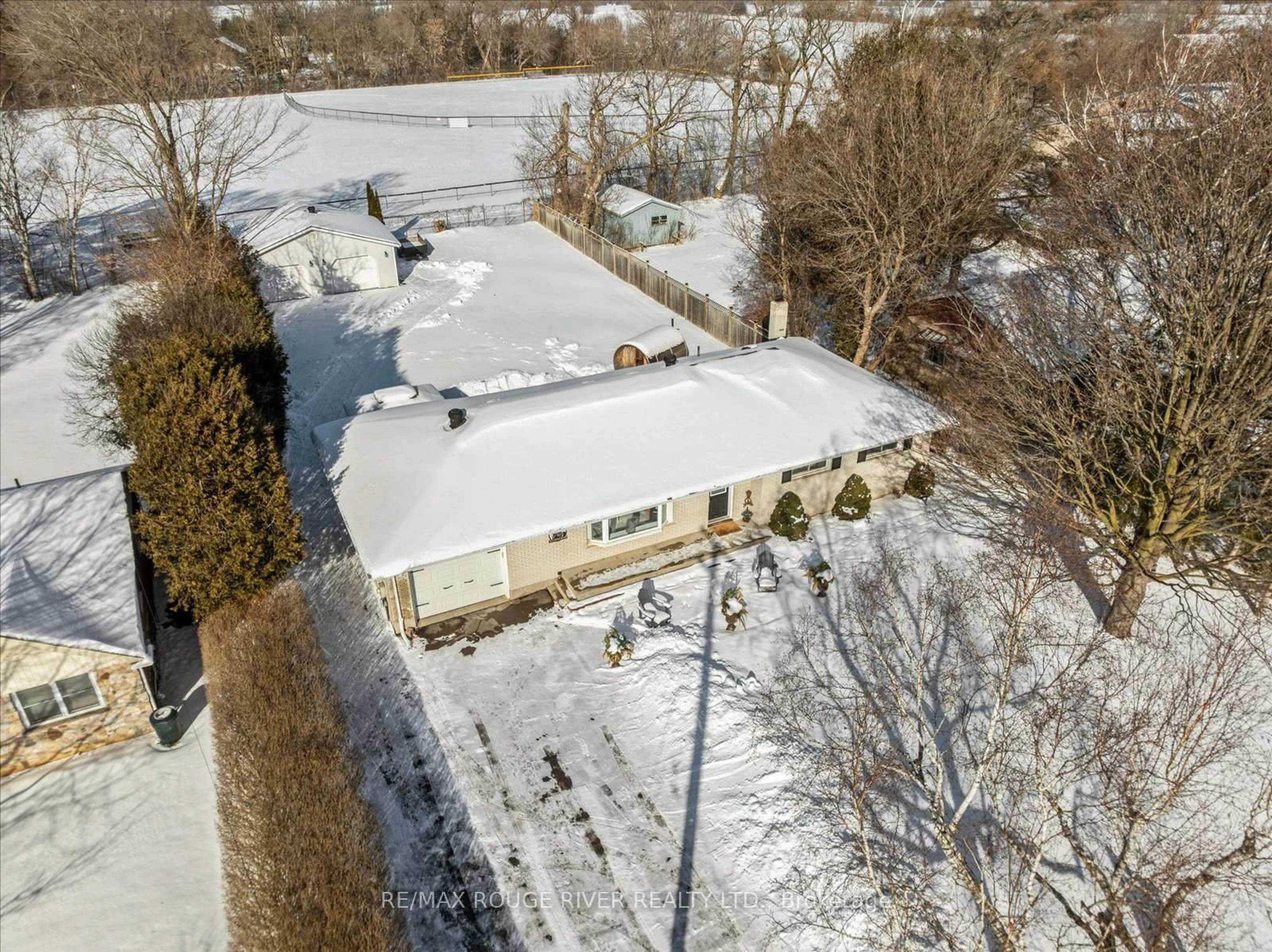 A pic from outside/outdoor area/front of a property/back of a property/a pic from drone, building for 4674 Dale Rd, Port Hope Ontario L1A 3V5