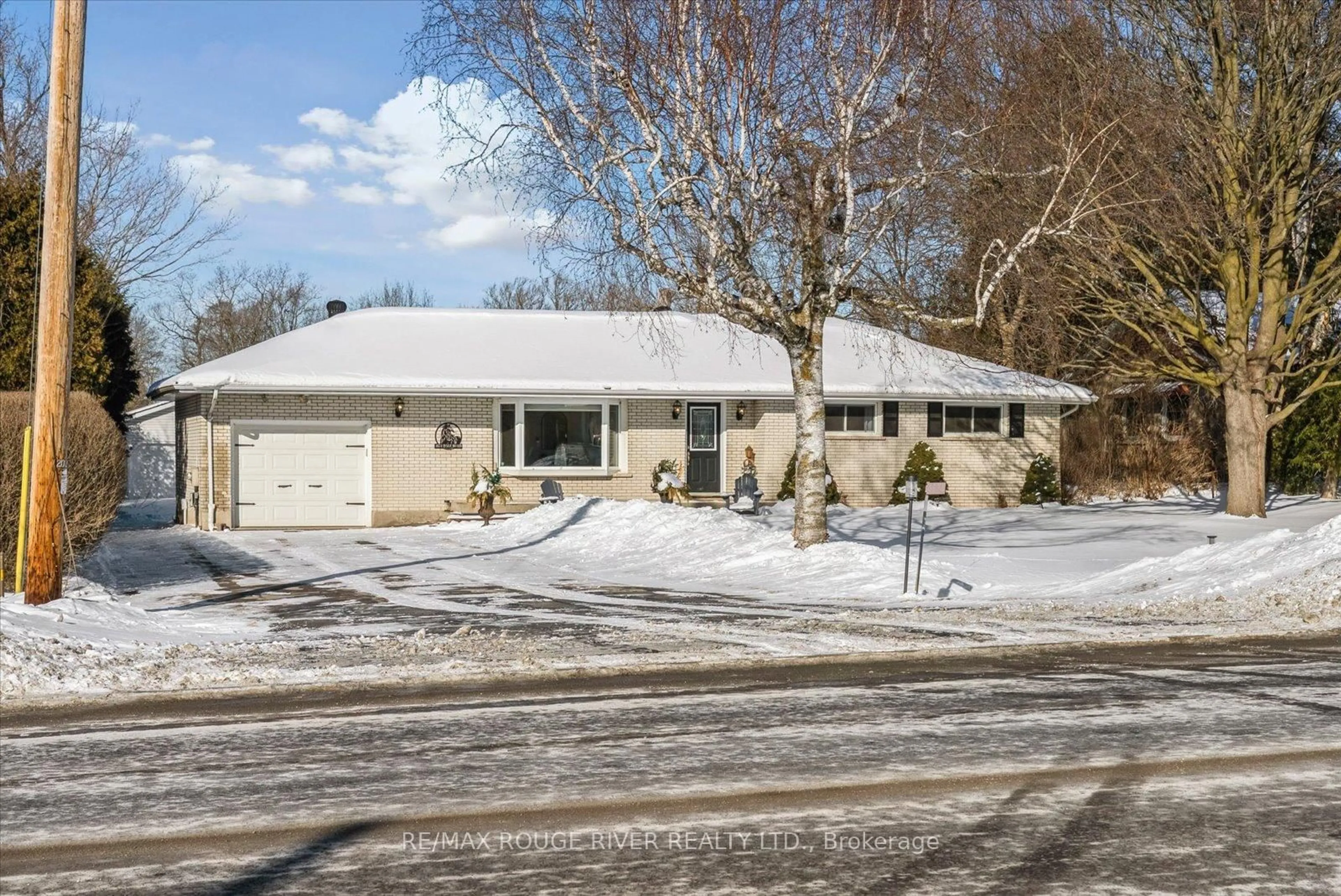 A pic from outside/outdoor area/front of a property/back of a property/a pic from drone, street for 4674 Dale Rd, Port Hope Ontario L1A 3V5