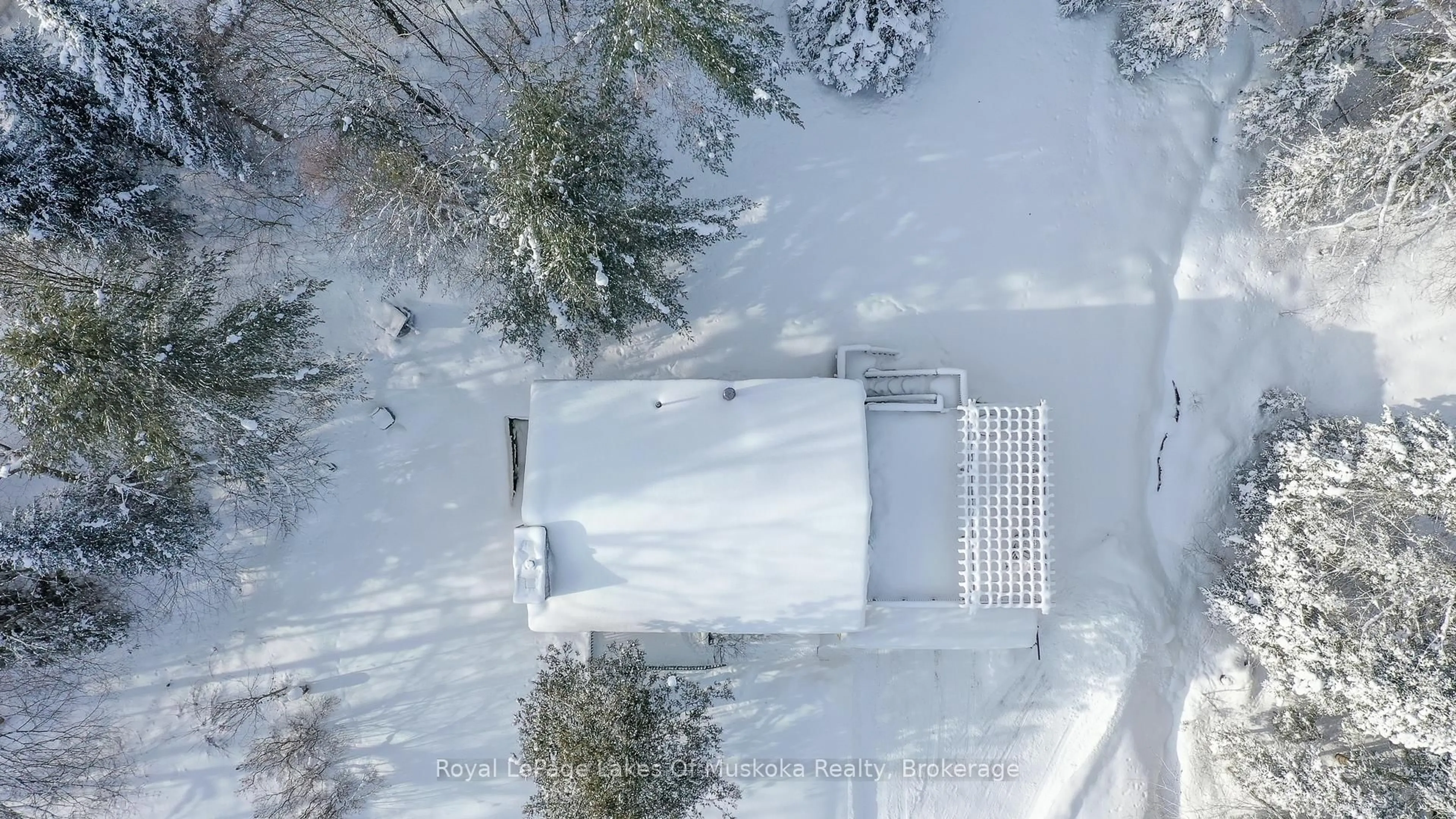 A pic from outside/outdoor area/front of a property/back of a property/a pic from drone, street for 256 Woodland Dr, Huntsville Ontario P1H 1A6