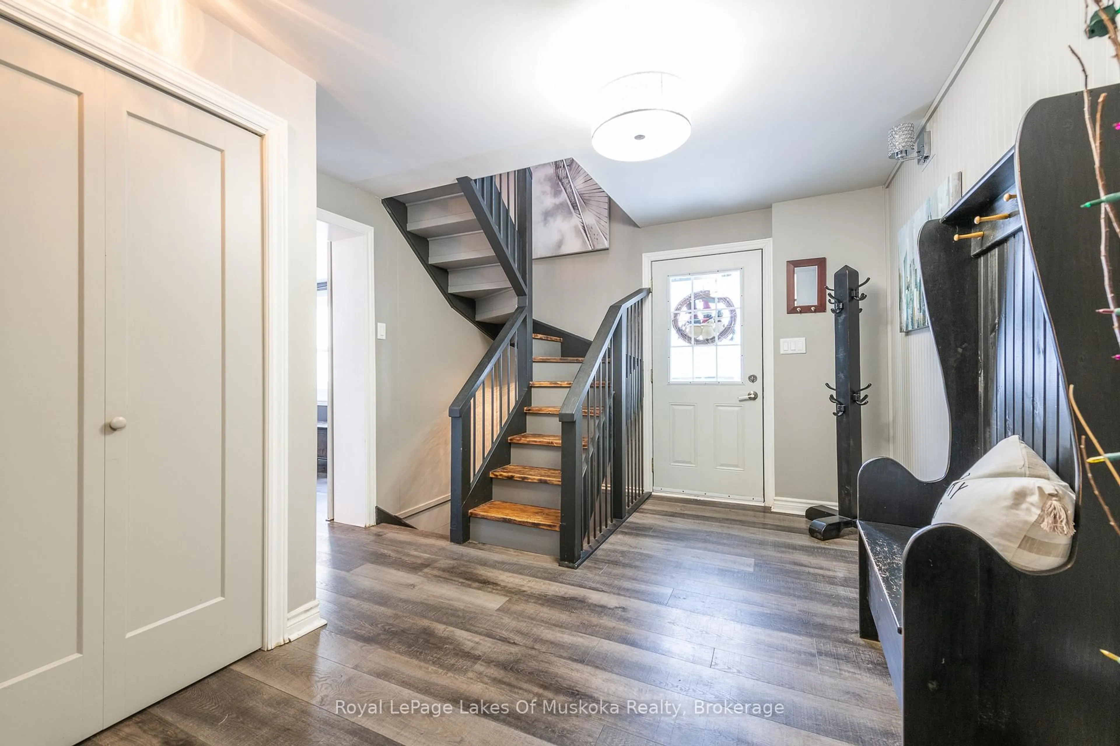 Indoor entryway for 256 Woodland Dr, Huntsville Ontario P1H 1A6