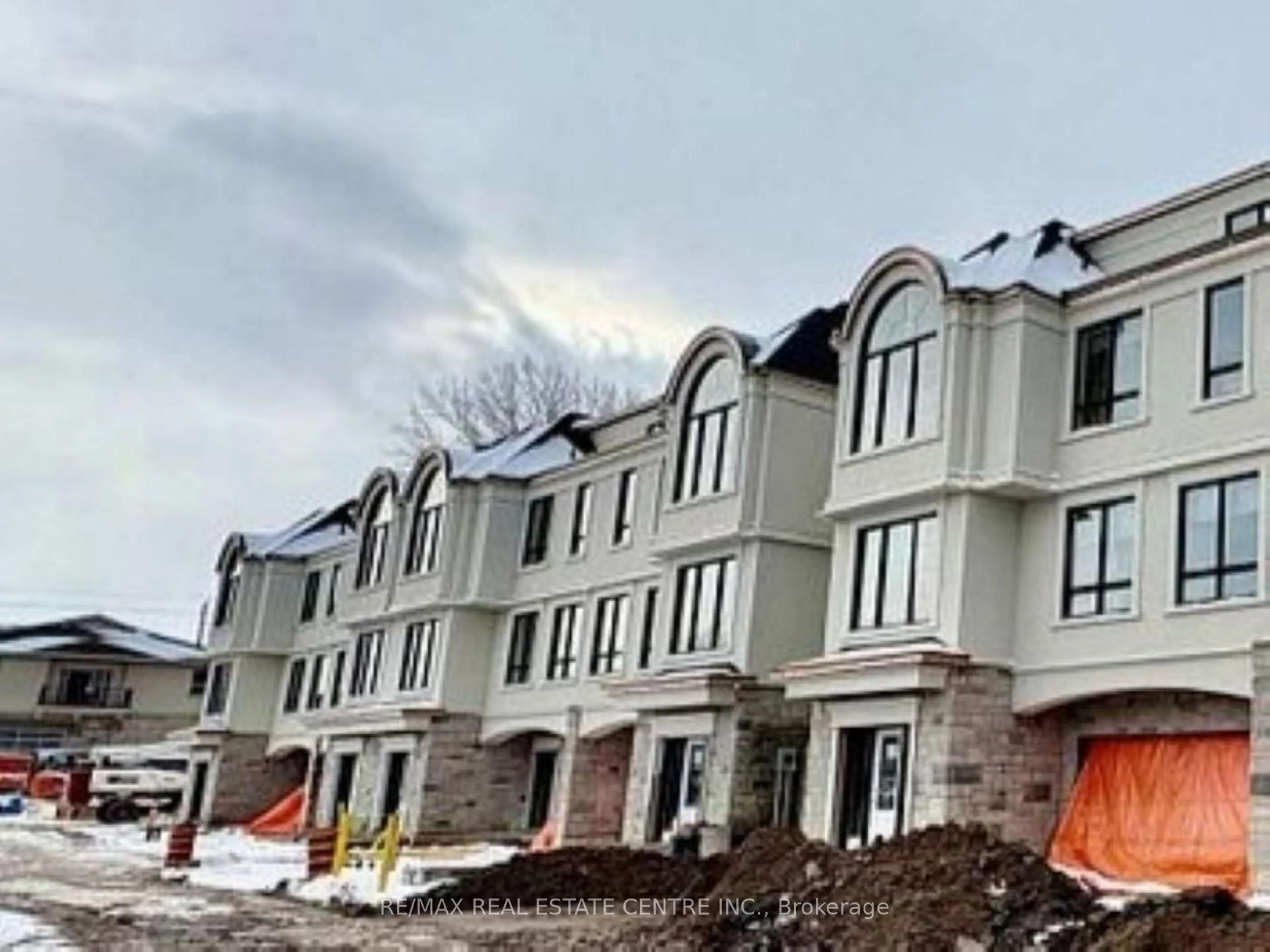 Unknown for 15 LAKE St #TH 3, Grimsby Ontario L3M 2G4