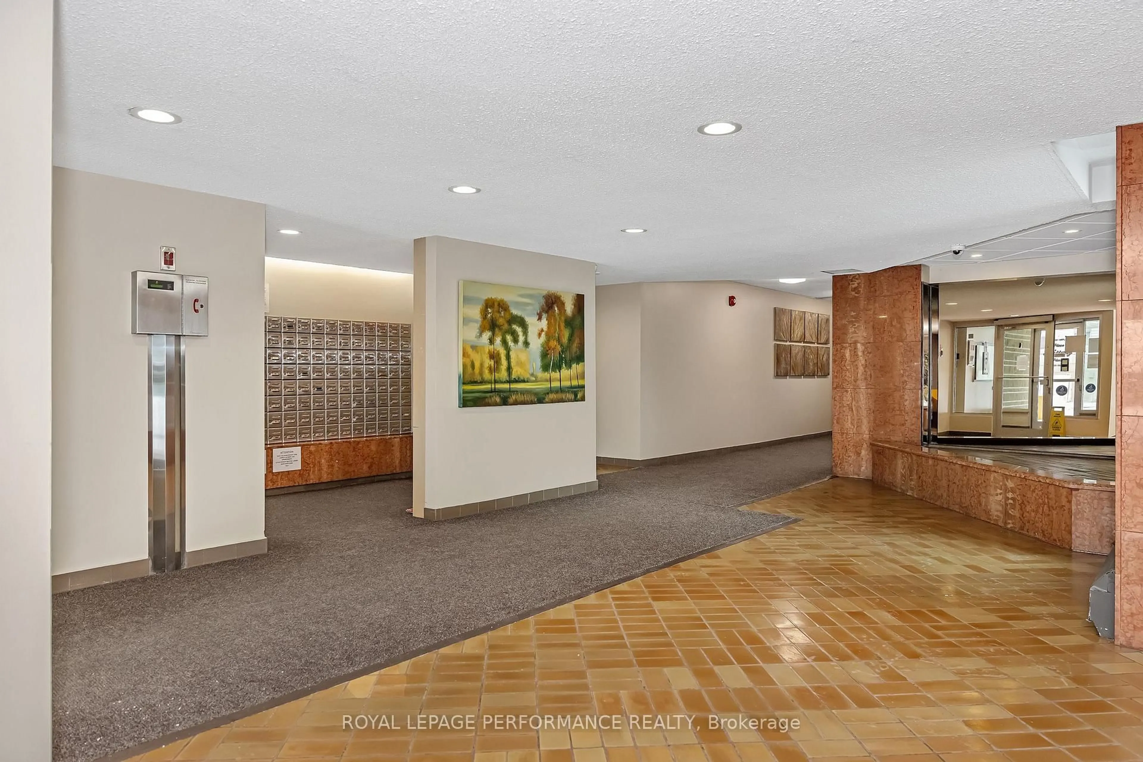 Indoor foyer for 555 Brittany Dr #303, Ottawa Ontario K1K 4C5