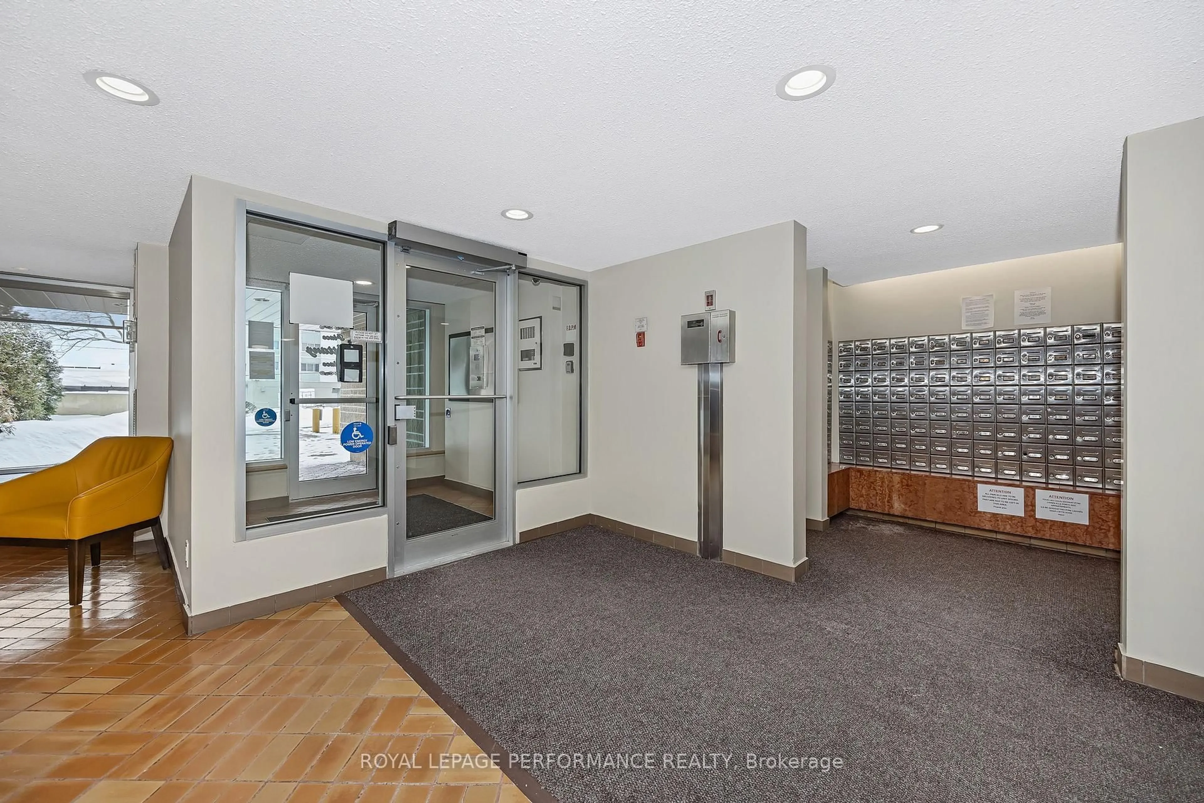 Indoor foyer for 555 Brittany Dr #303, Ottawa Ontario K1K 4C5