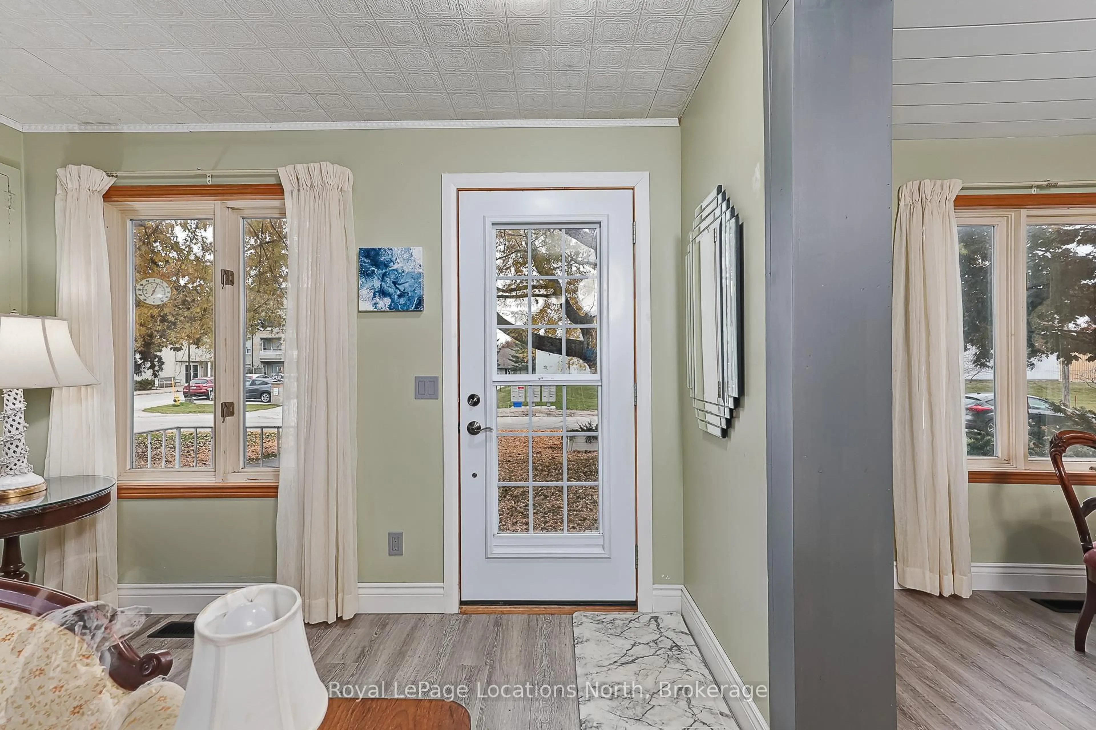Indoor entryway for 125 Albert St #10, Meaford Ontario N4L 1T8
