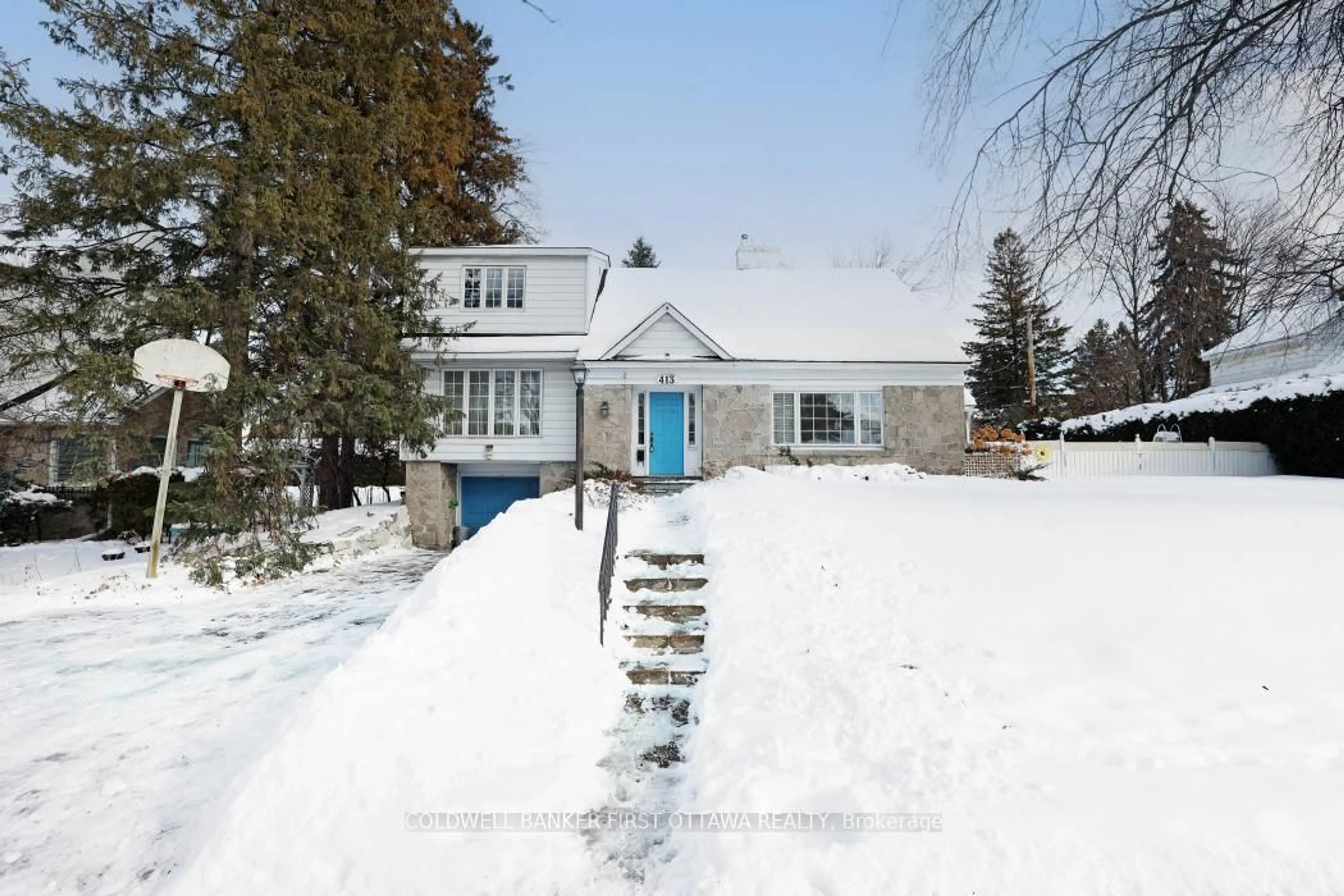 A pic from outside/outdoor area/front of a property/back of a property/a pic from drone, street for 413 Island Park Dr, Ottawa Ontario K1Y 0B1
