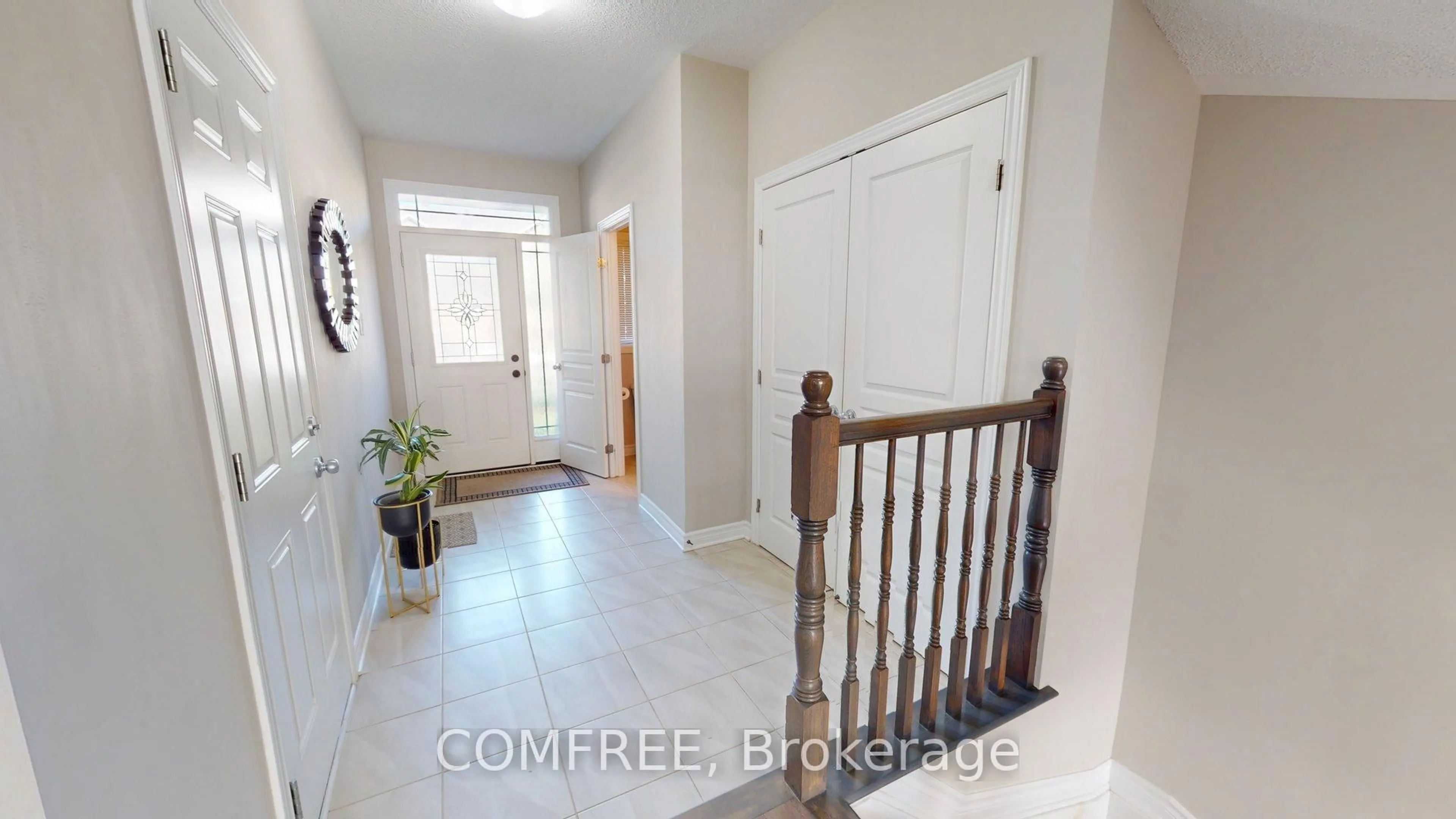Indoor entryway for 433 Barrick Hill Rd, Ottawa Ontario K2M 0H7