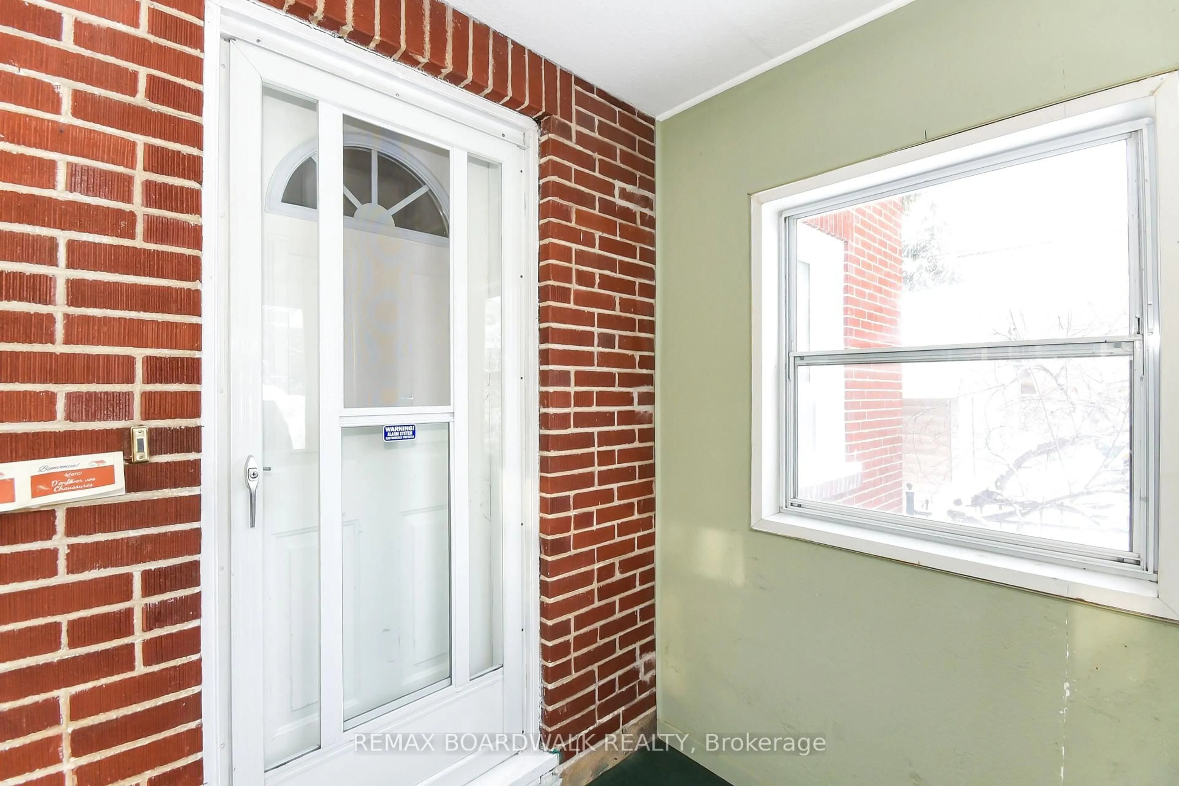 Indoor entryway for 406 Marguerite Ave, Ottawa Ontario K1L 7W6