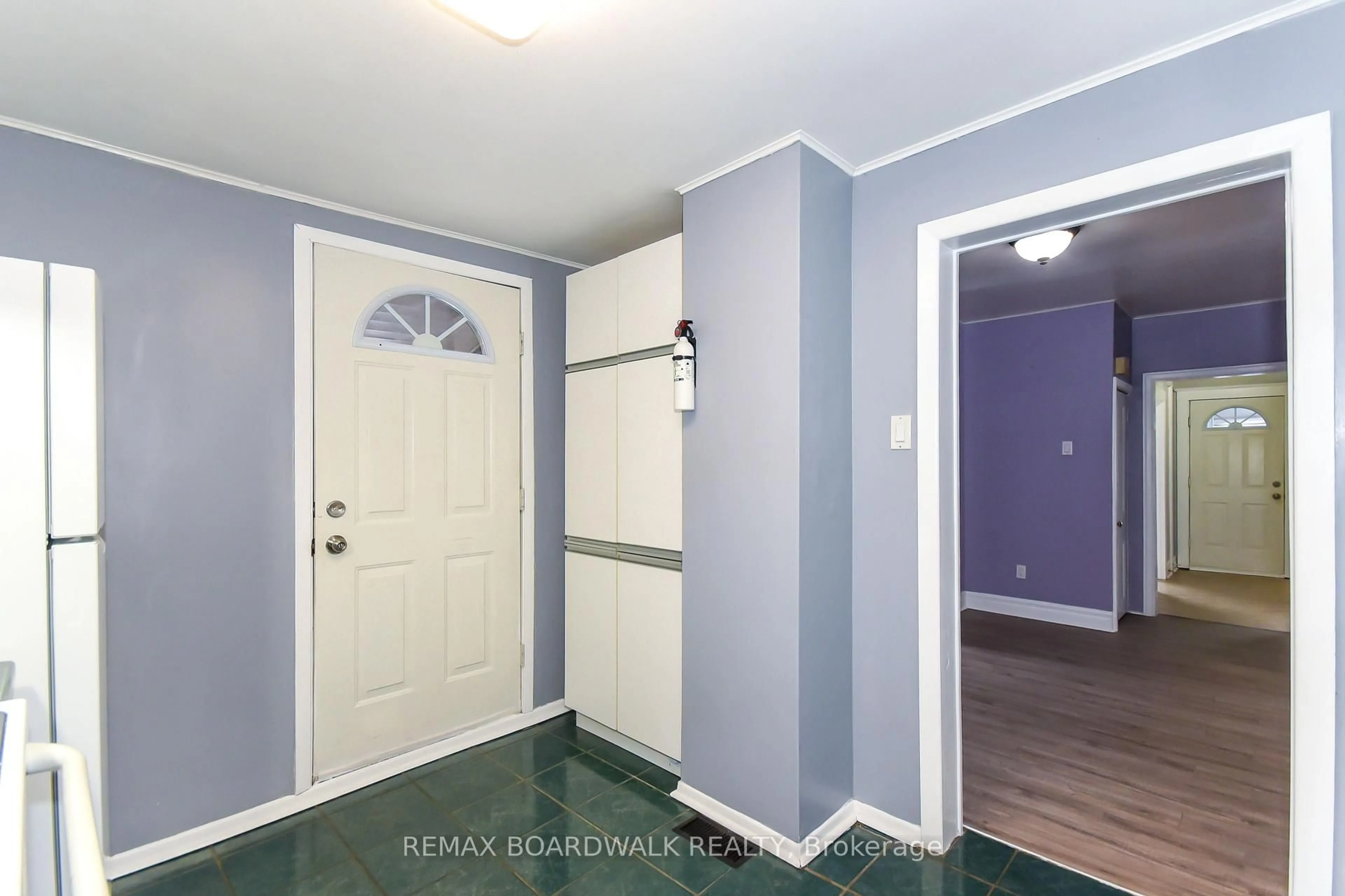Indoor entryway for 406 Marguerite Ave, Ottawa Ontario K1L 7W6