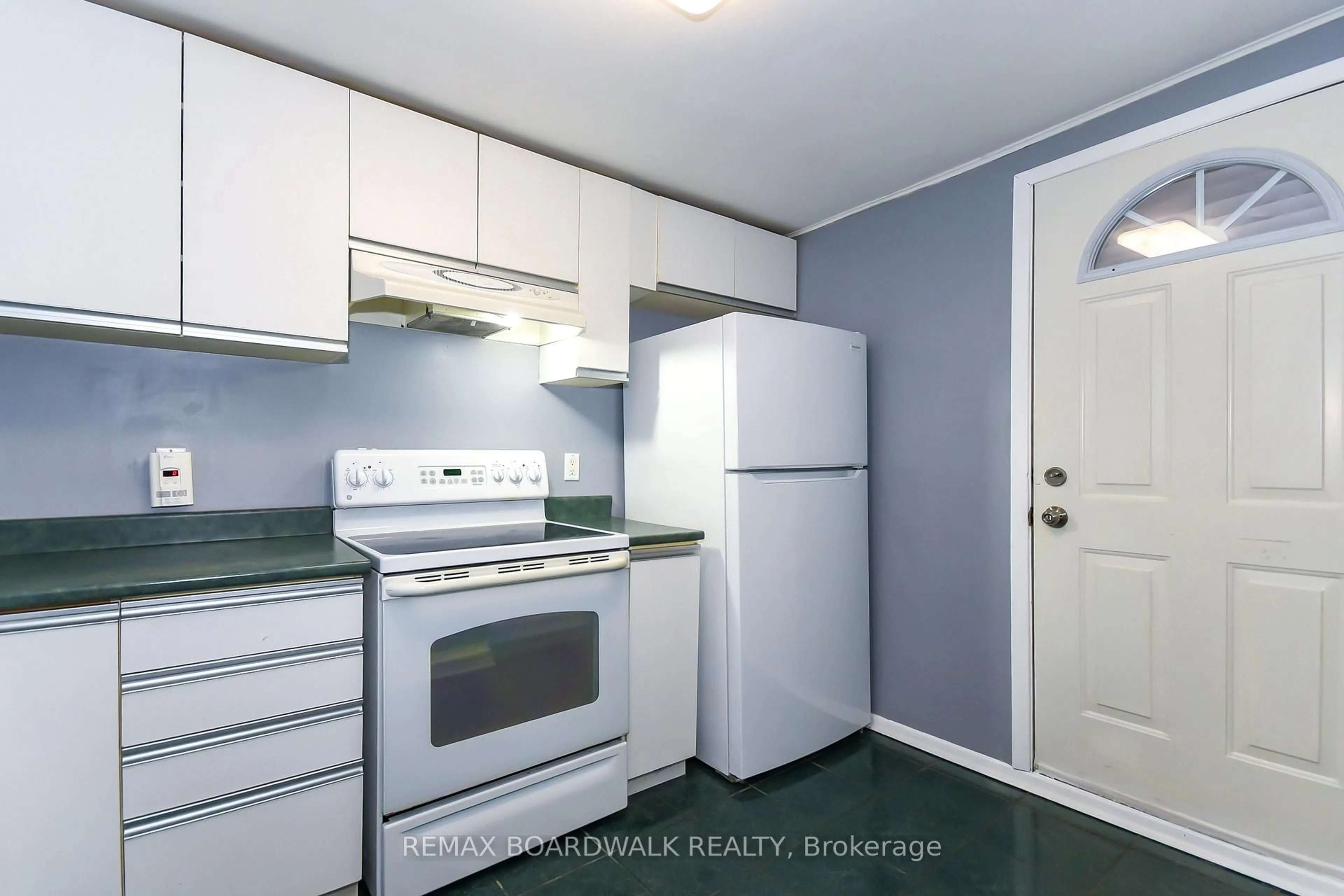 Standard kitchen, unknown for 406 Marguerite Ave, Ottawa Ontario K1L 7W6