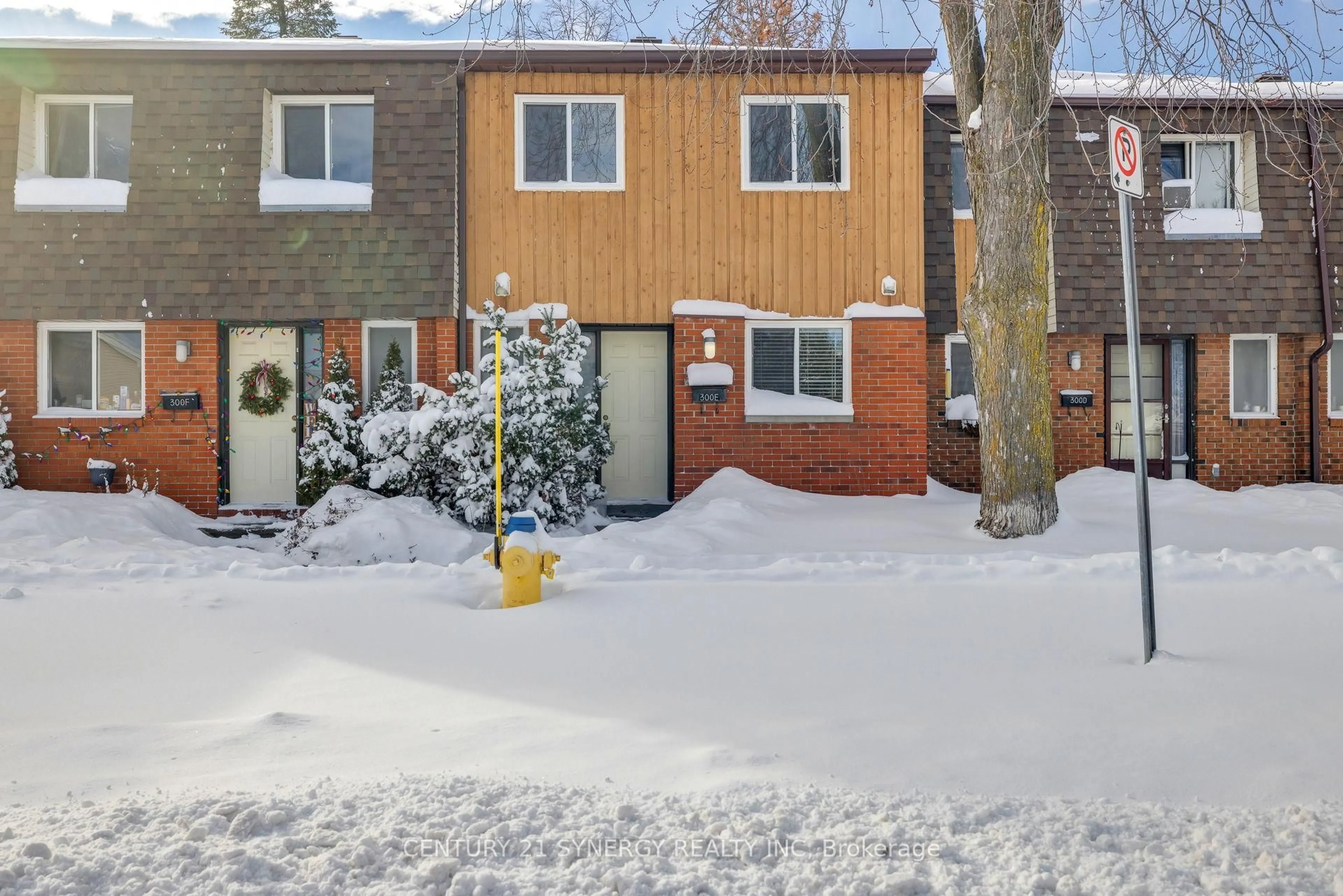 Patio, street for 300E Craig Henry Dr, Ottawa Ontario K2G 4H5