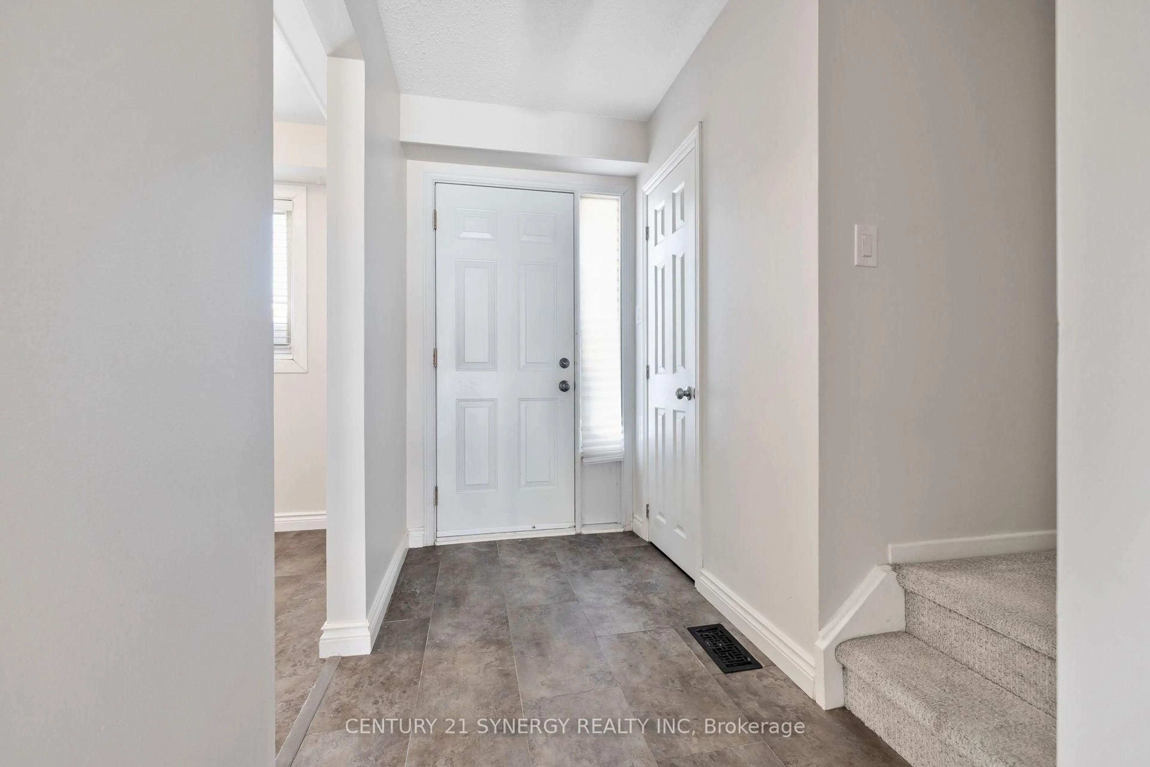 Indoor entryway for 300E Craig Henry Dr, Ottawa Ontario K2G 4H5