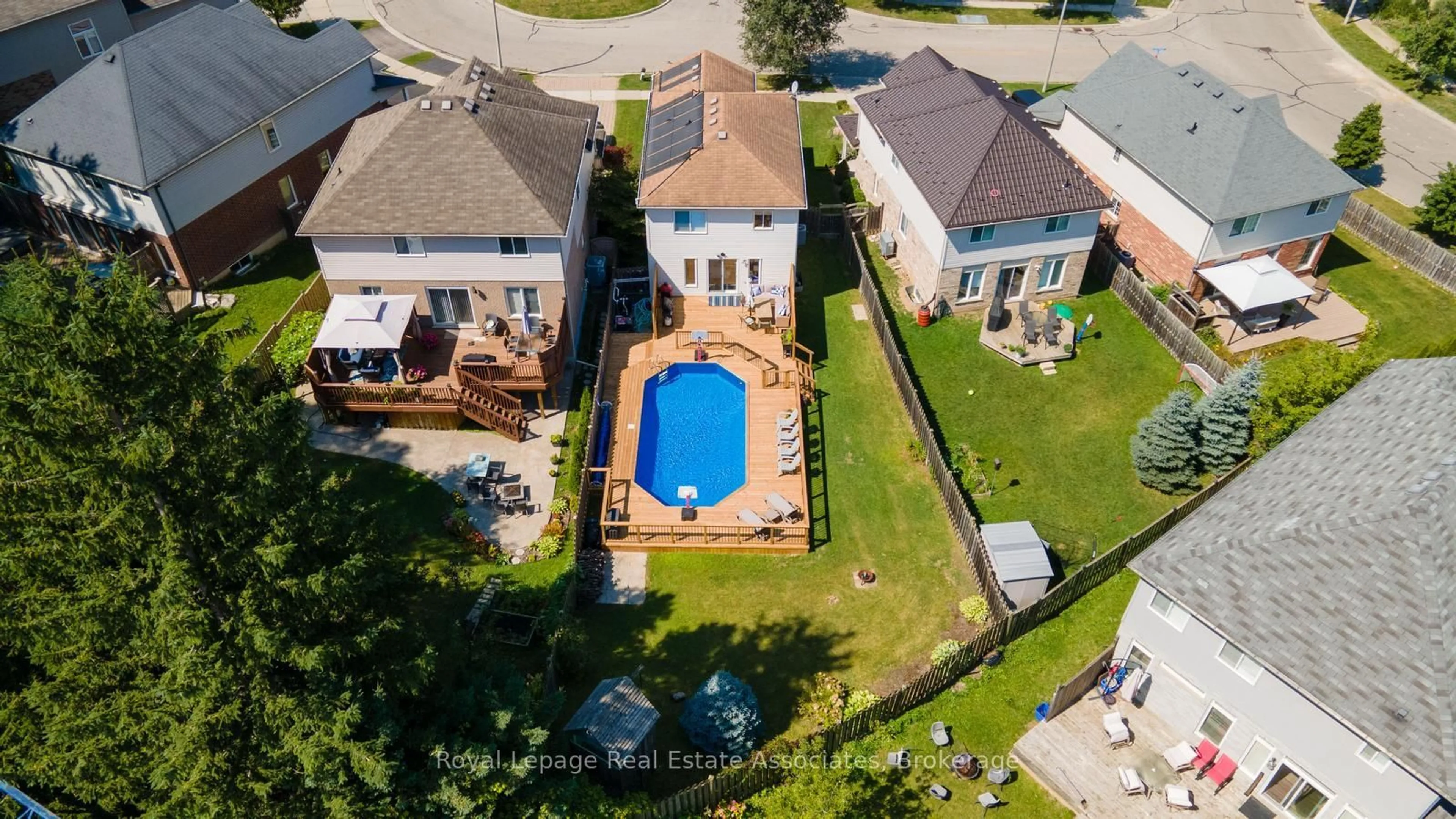 A pic from outside/outdoor area/front of a property/back of a property/a pic from drone, water/lake/river/ocean view for 209 Sunny Meadow Crt, Kitchener Ontario N2N 3R3