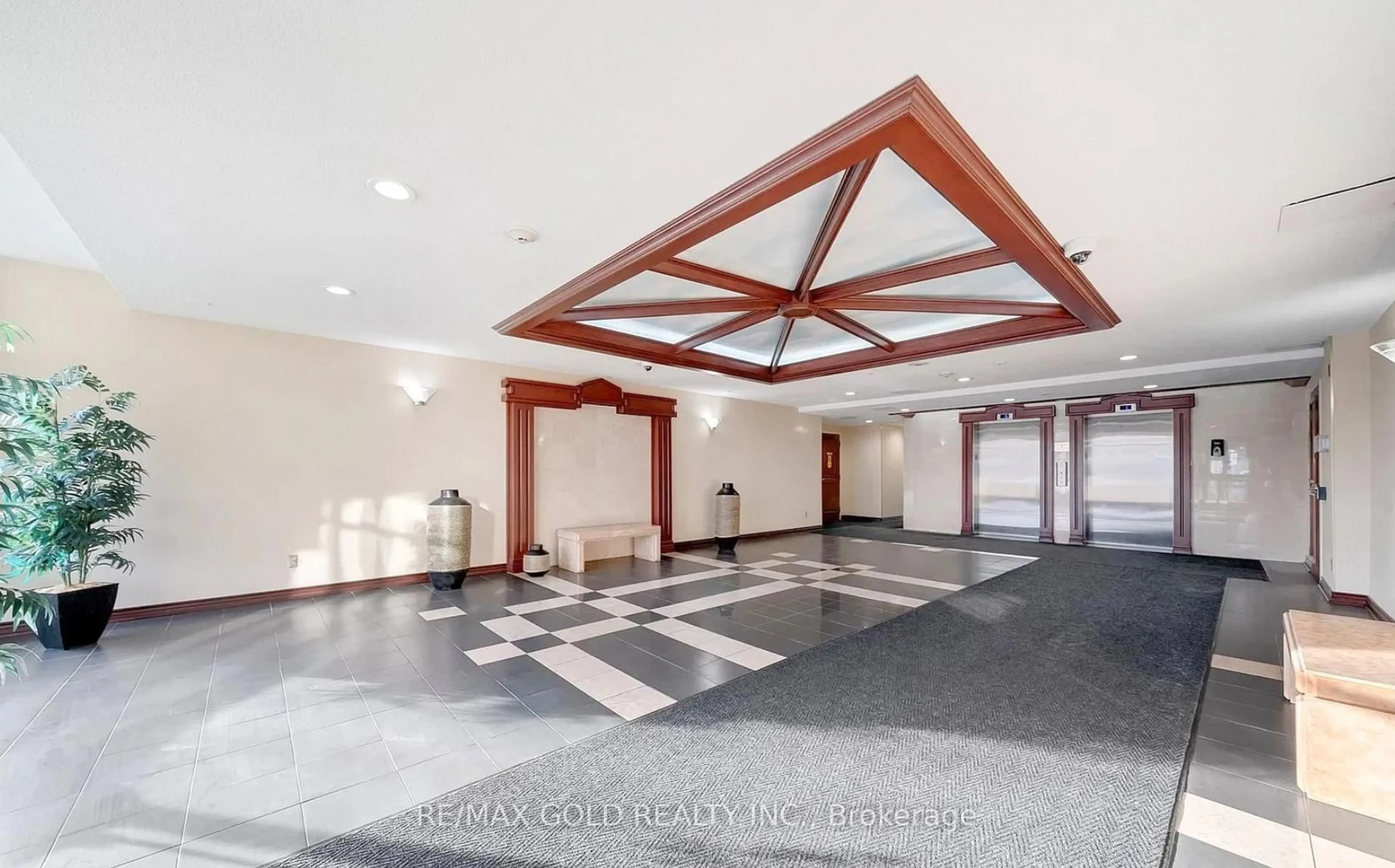 Indoor foyer for 495 Highway 8 #208, Hamilton Ontario L8G 5E1