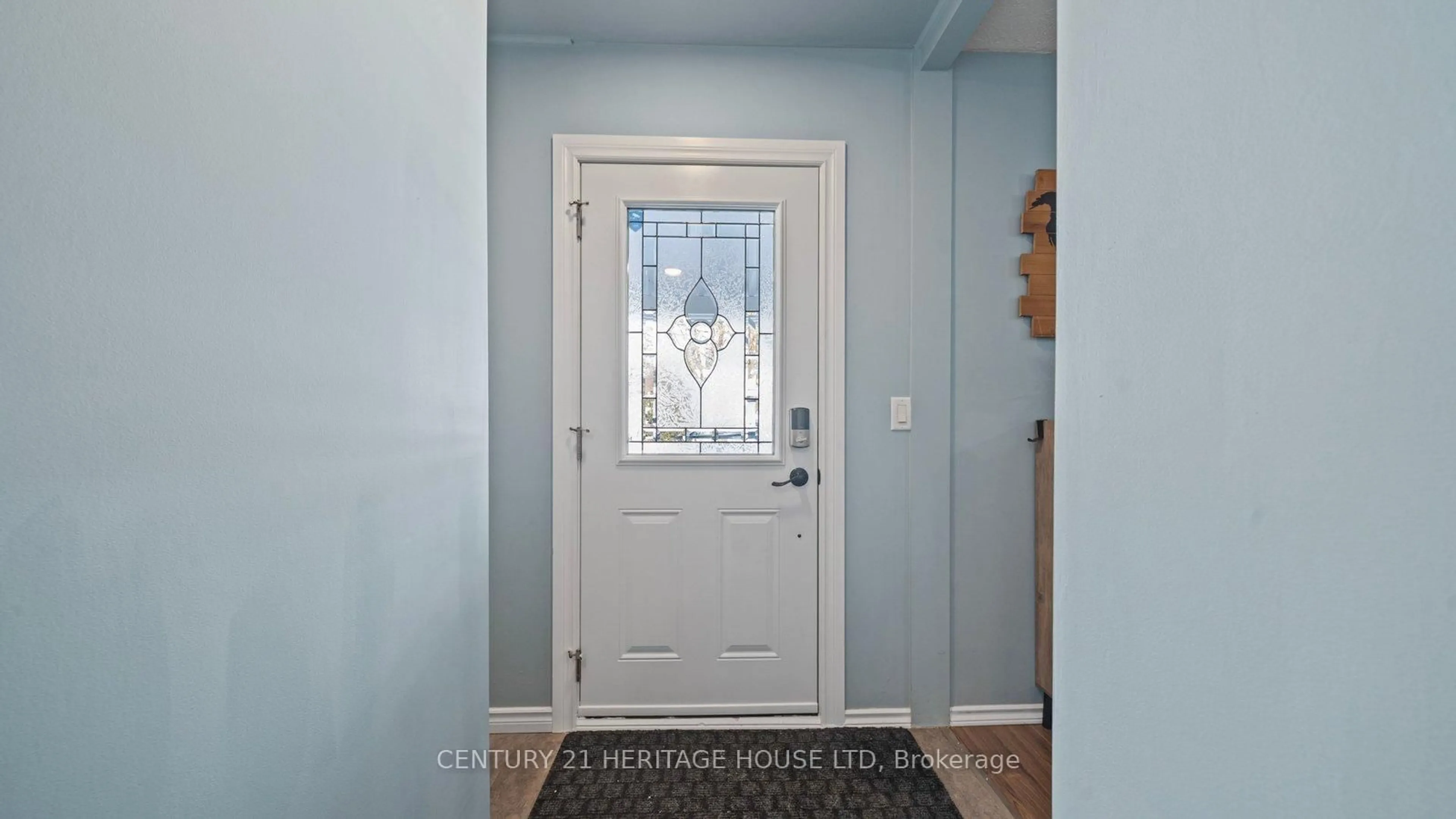 Indoor entryway for 80 Aberdeen Ave, Brantford Ontario N3S 1S1