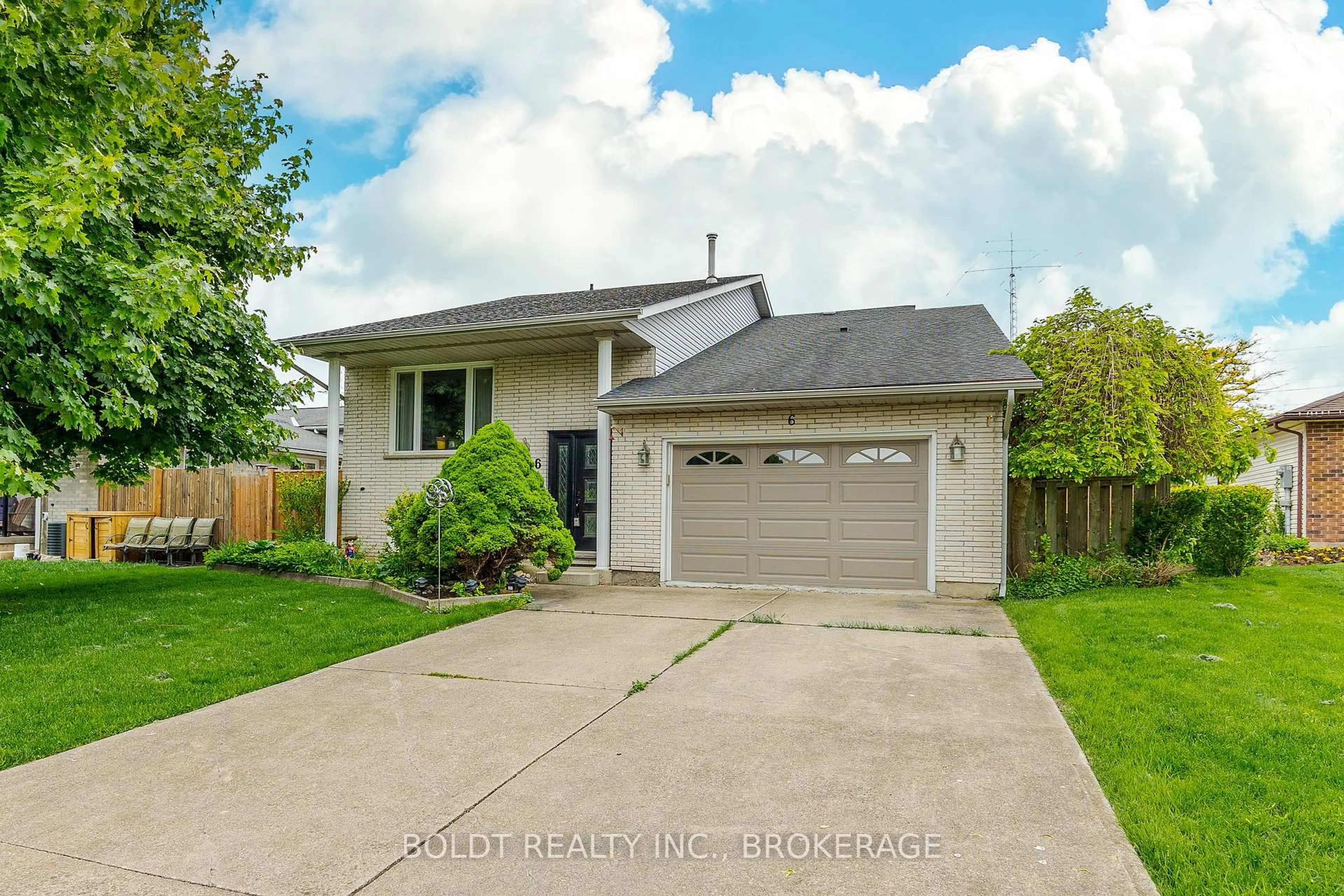 Home with vinyl exterior material, street for 6 Stephenson Crt, Thorold Ontario L2V 4Y8