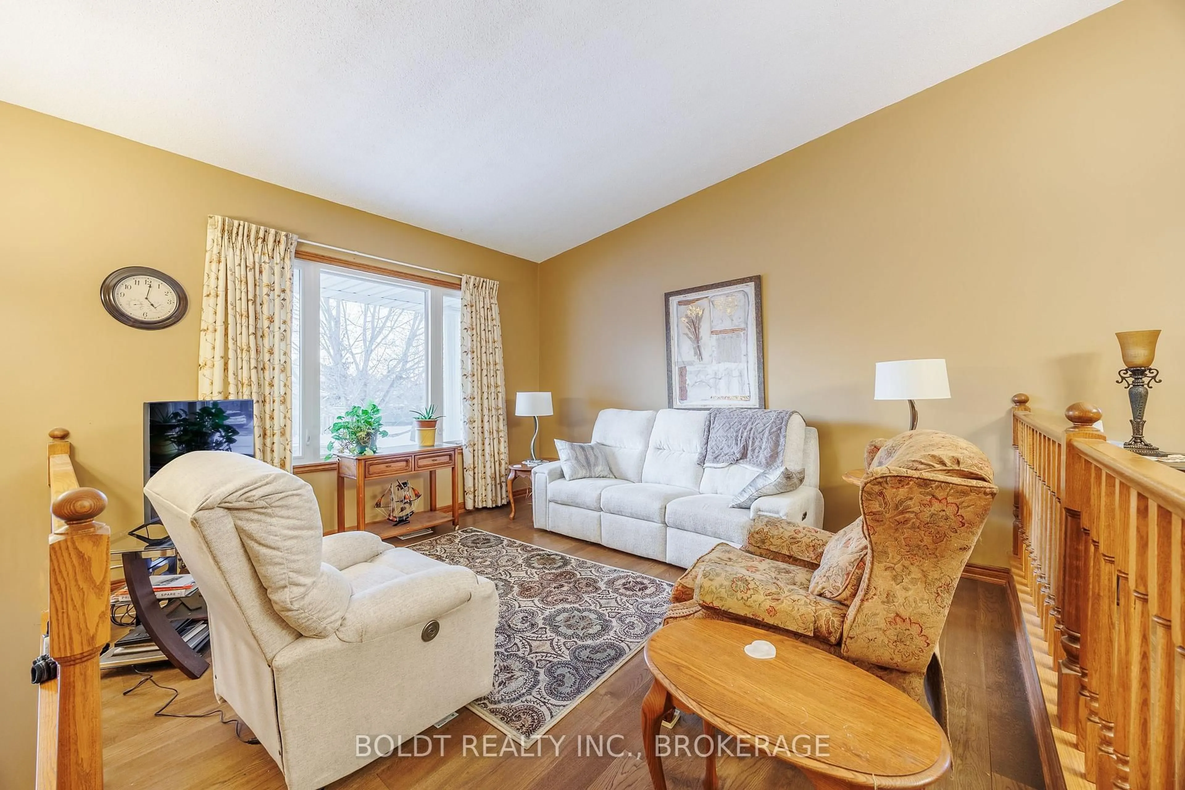 Living room with furniture, unknown for 6 Stephenson Crt, Thorold Ontario L2V 4Y8