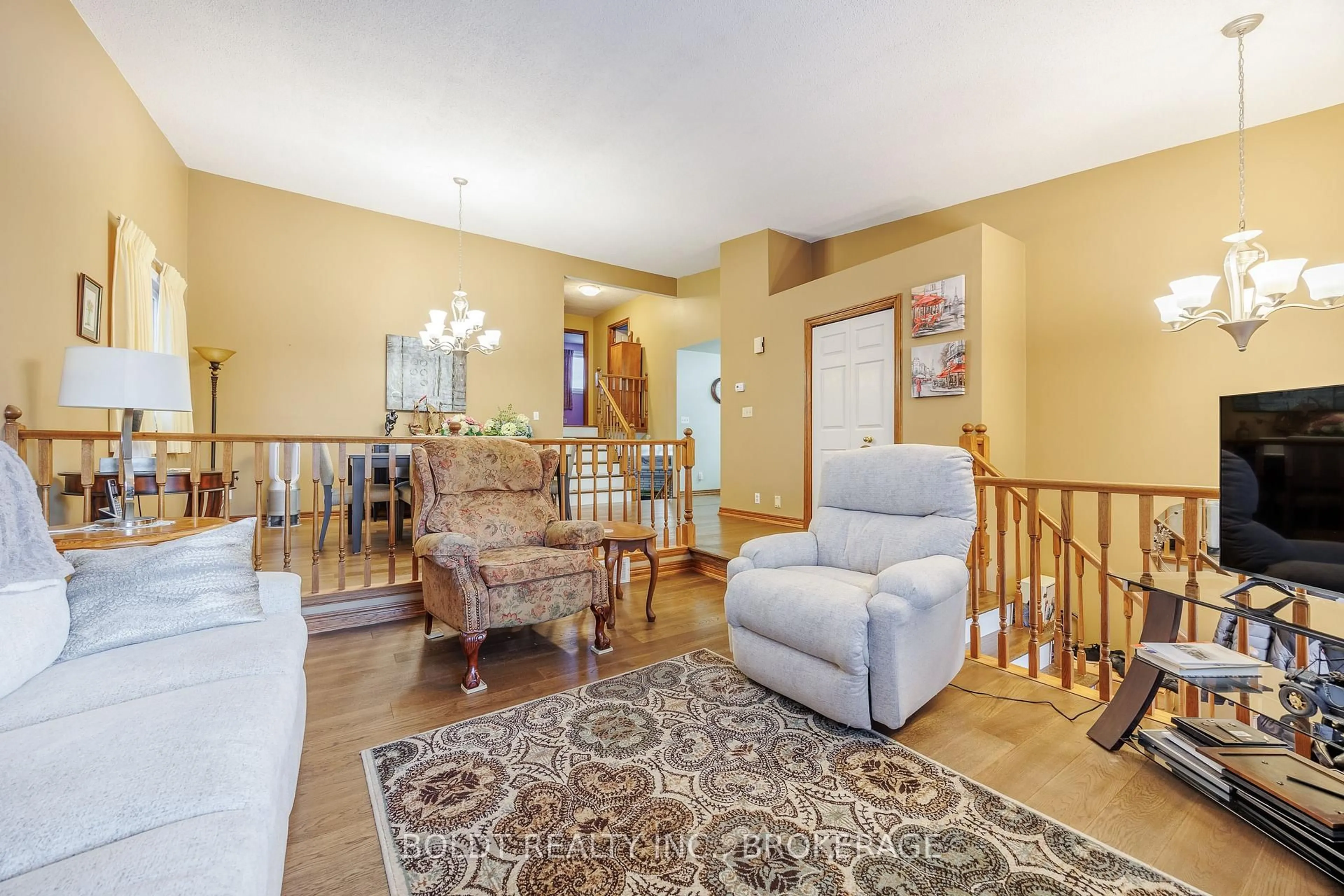 Living room with furniture, unknown for 6 Stephenson Crt, Thorold Ontario L2V 4Y8