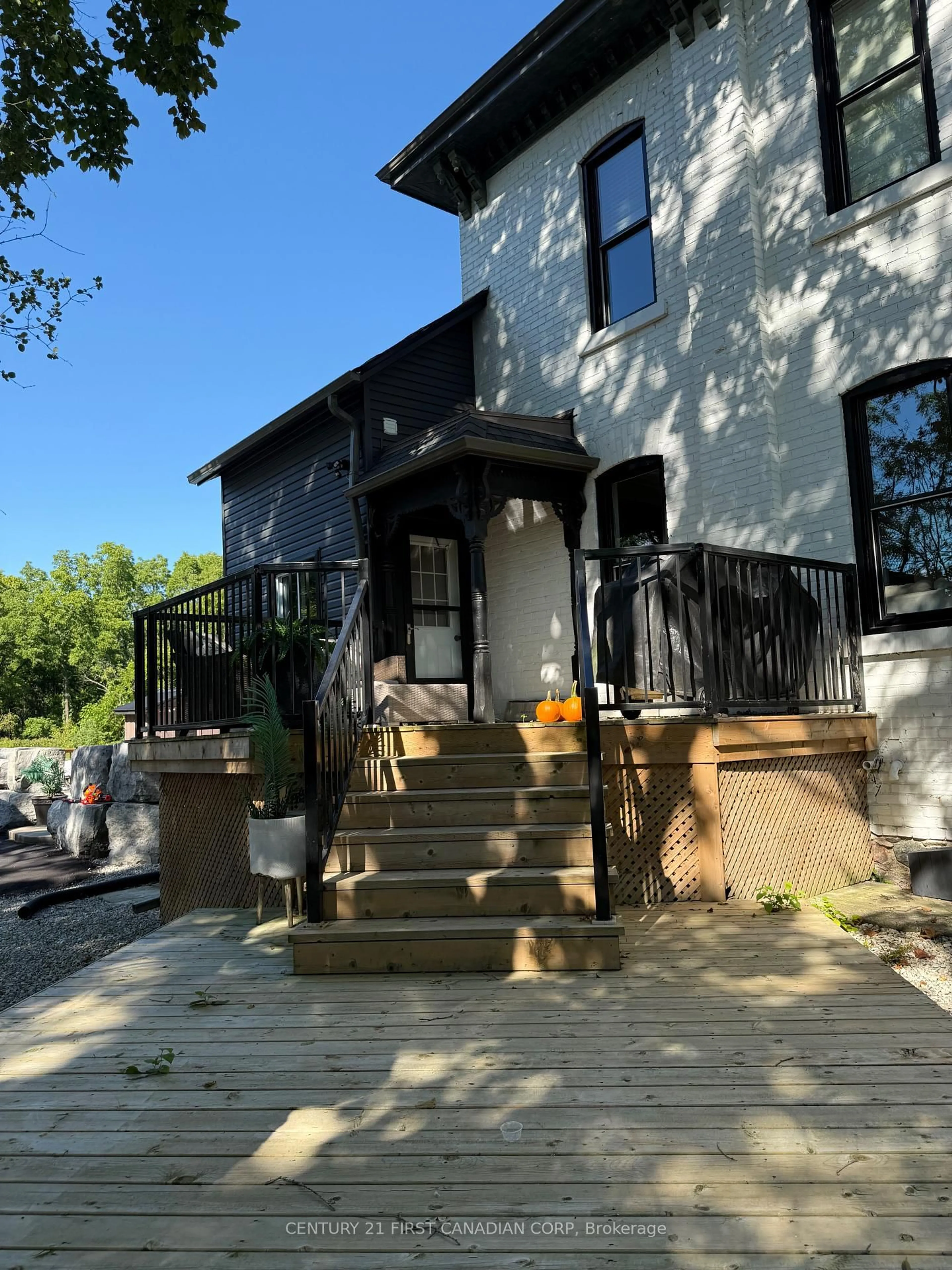 Patio, street for 46254 New Sarum Line, Central Elgin Ontario N5P 3S7