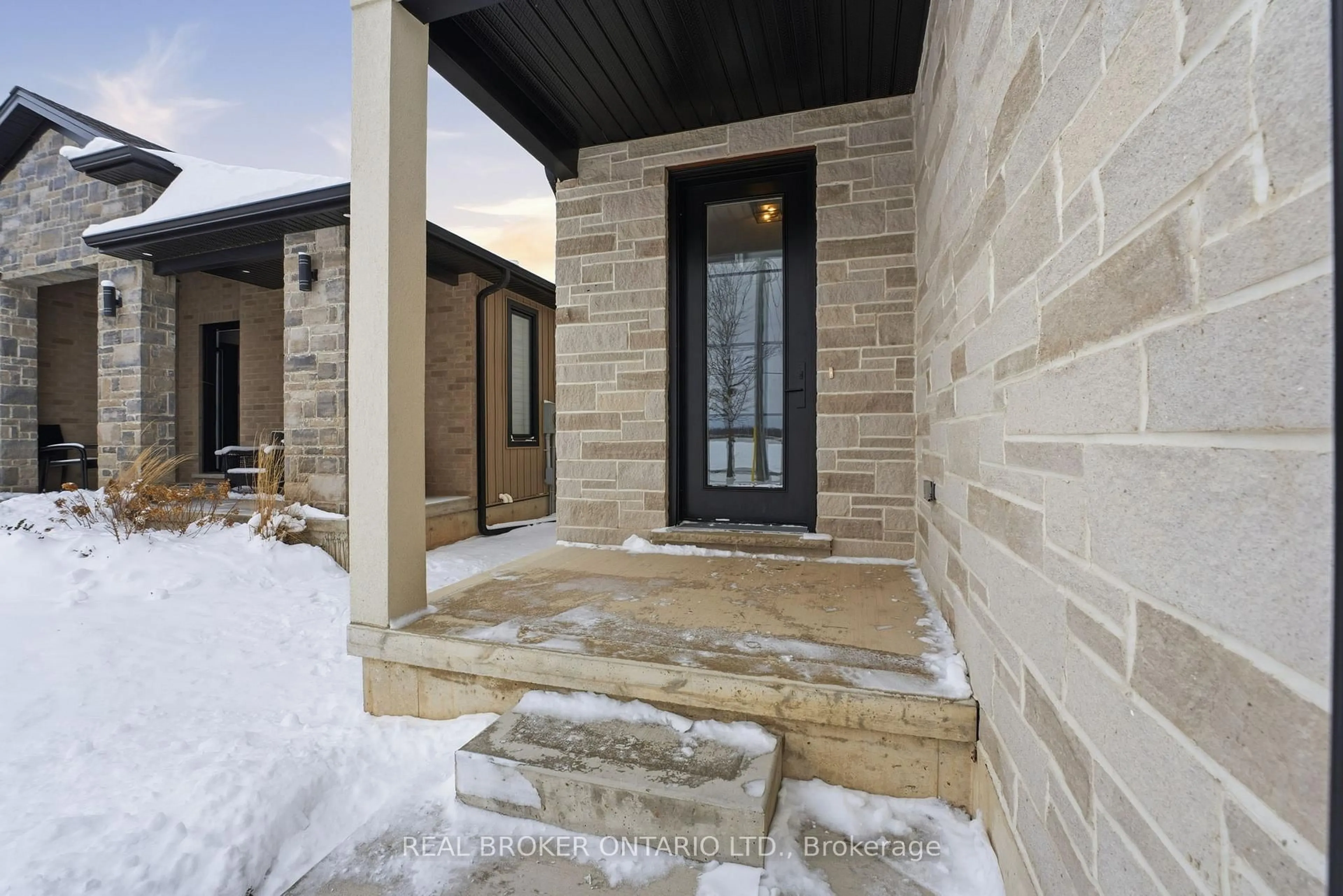 Indoor entryway for 160B Concession St, Tillsonburg Ontario N4G 4G8