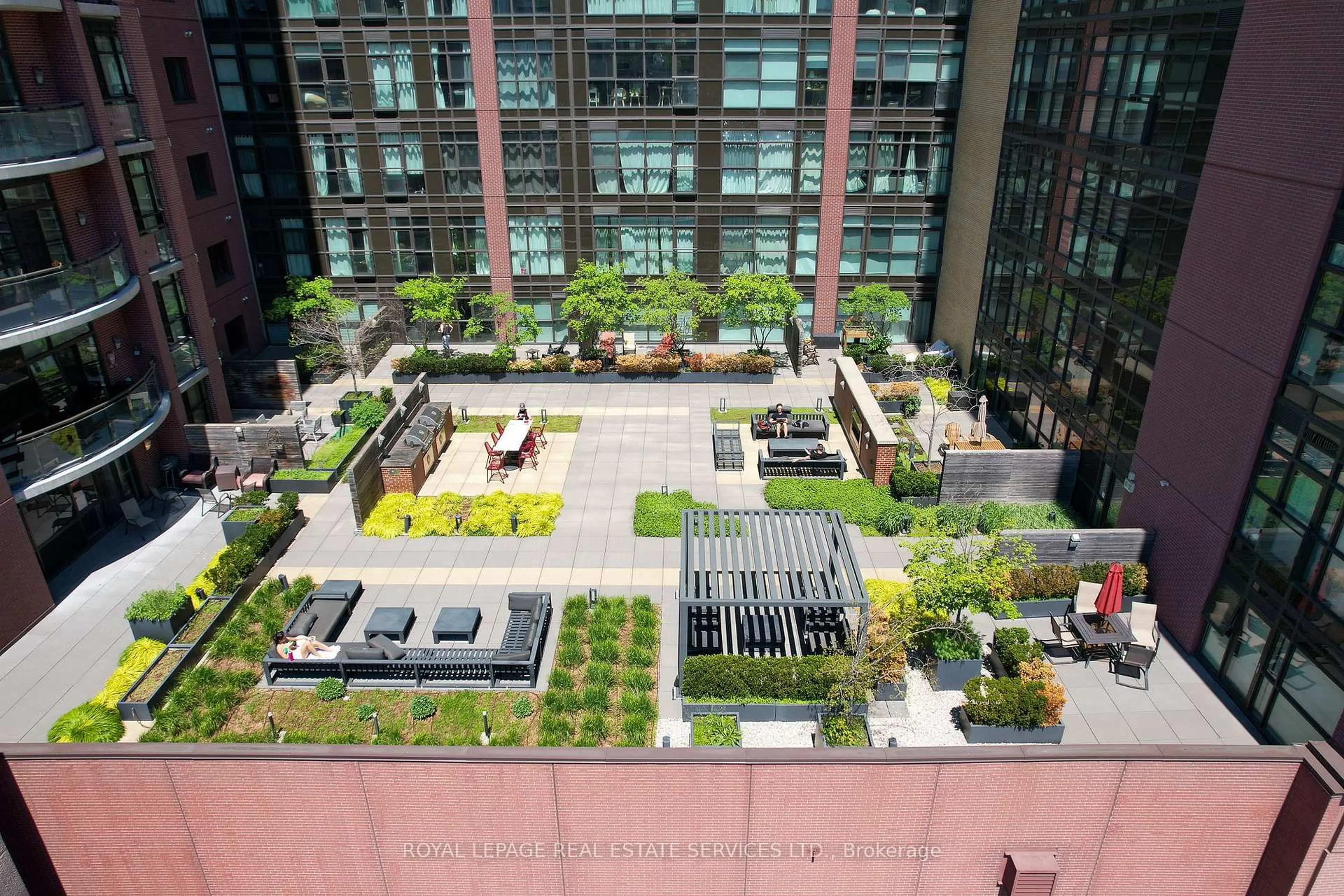 Patio, city buildings view from balcony for 112 King St #Unit 611, Hamilton Ontario L9G 3V8