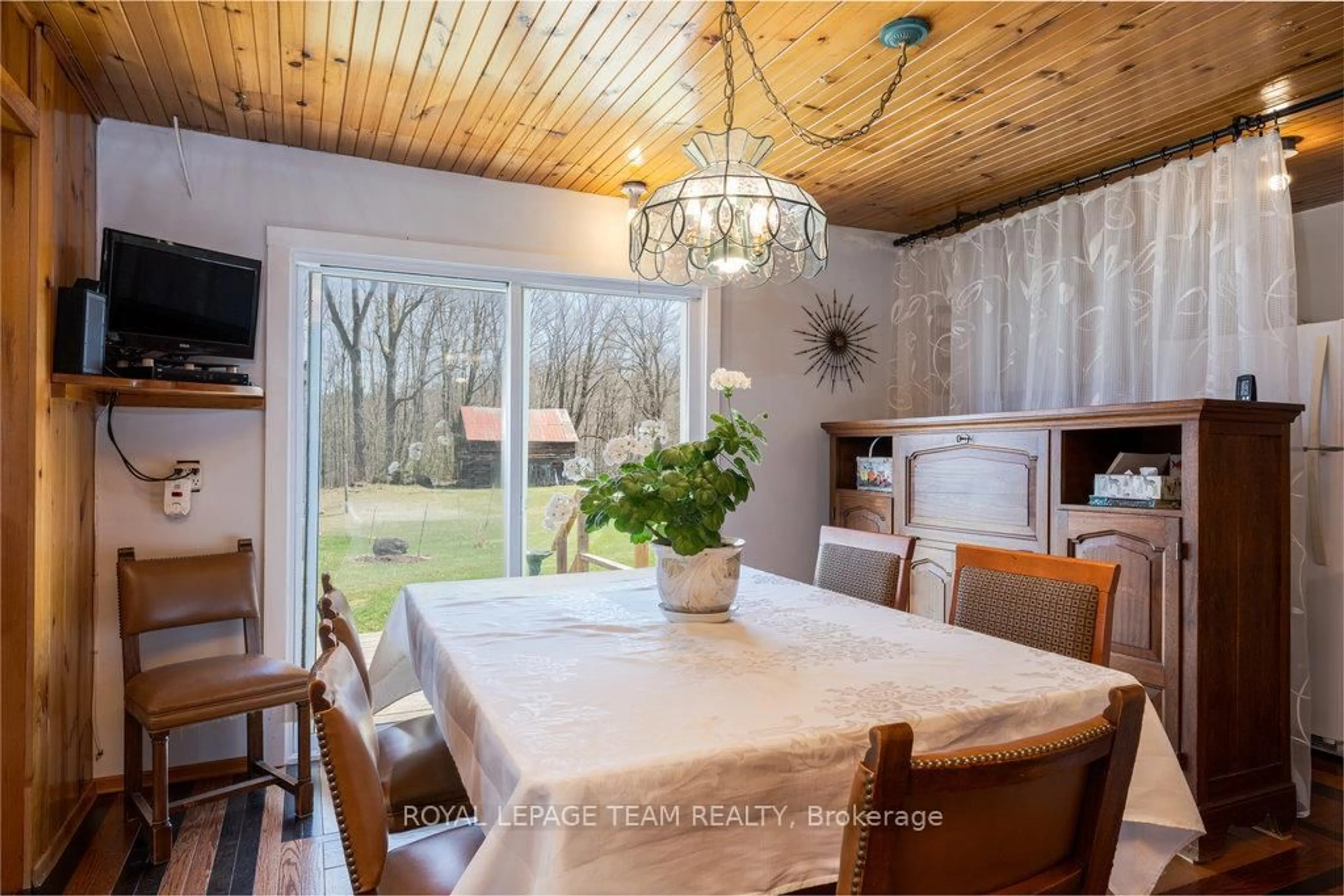 Dining room, wood/laminate floor for 9754 511 Highway, Lanark Ontario K0G 1K0