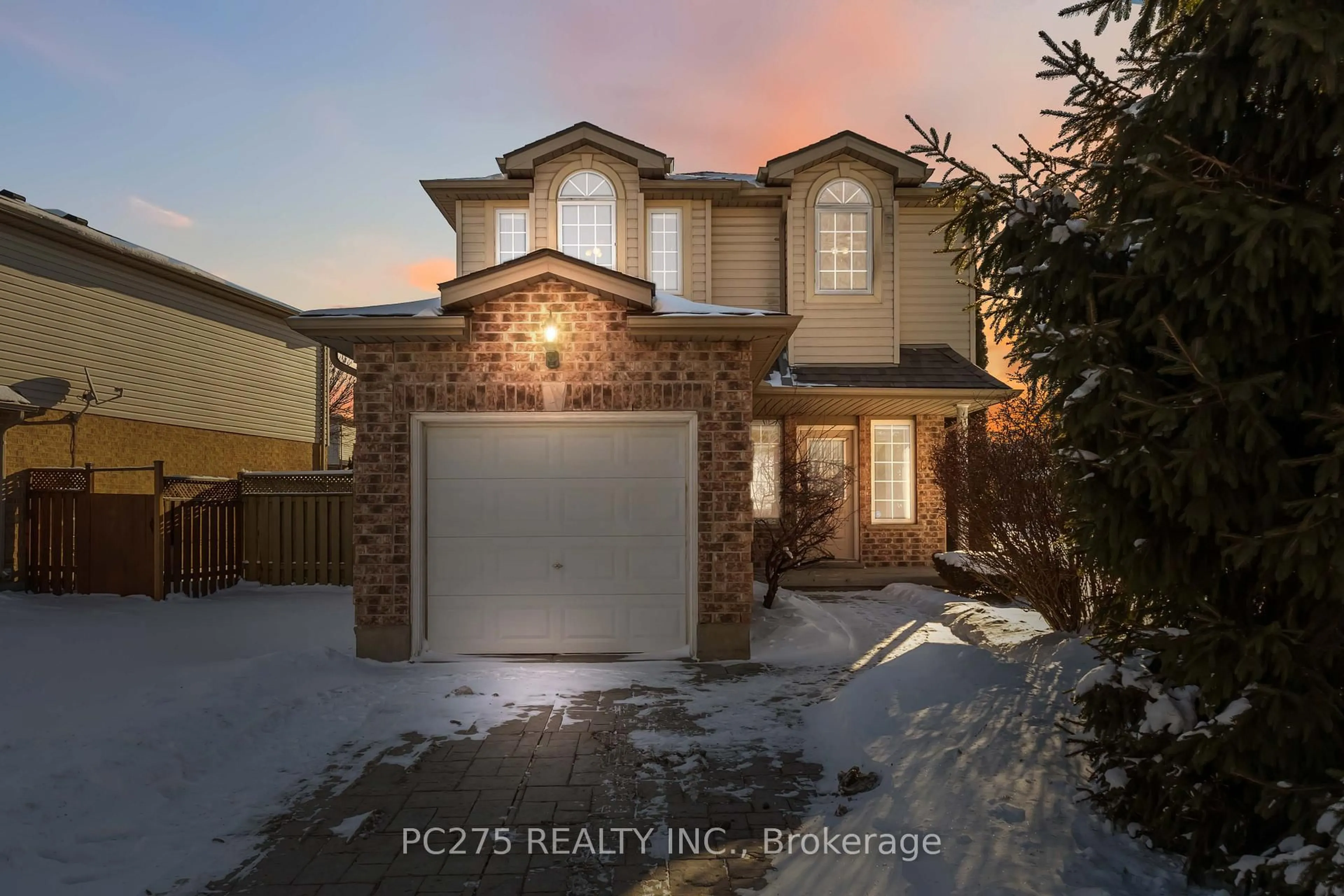 A pic from outside/outdoor area/front of a property/back of a property/a pic from drone, street for 634 Ridgeview Dr, London East Ontario N5Y 5T8