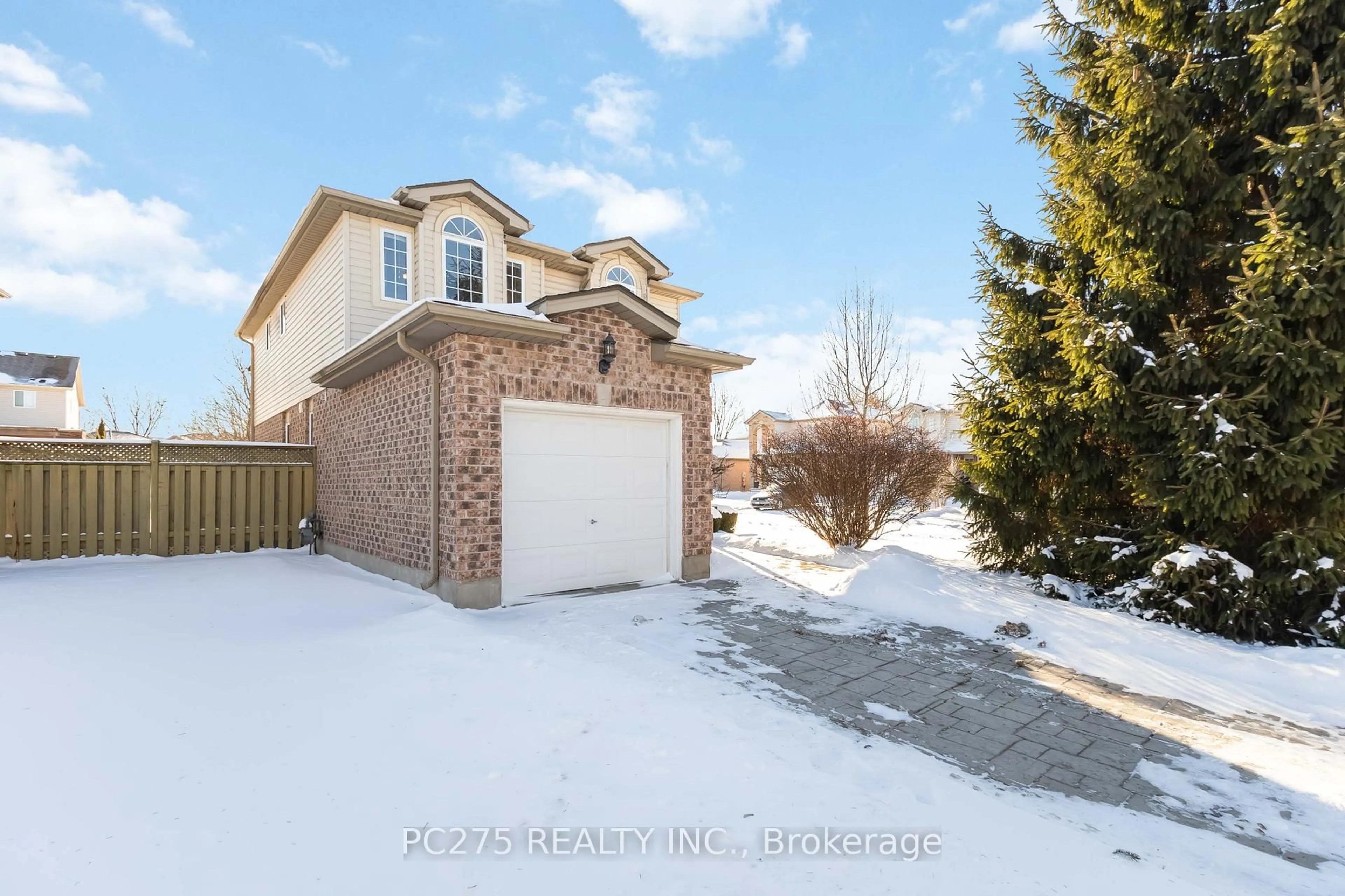 A pic from outside/outdoor area/front of a property/back of a property/a pic from drone, street for 634 Ridgeview Dr, London East Ontario N5Y 5T8