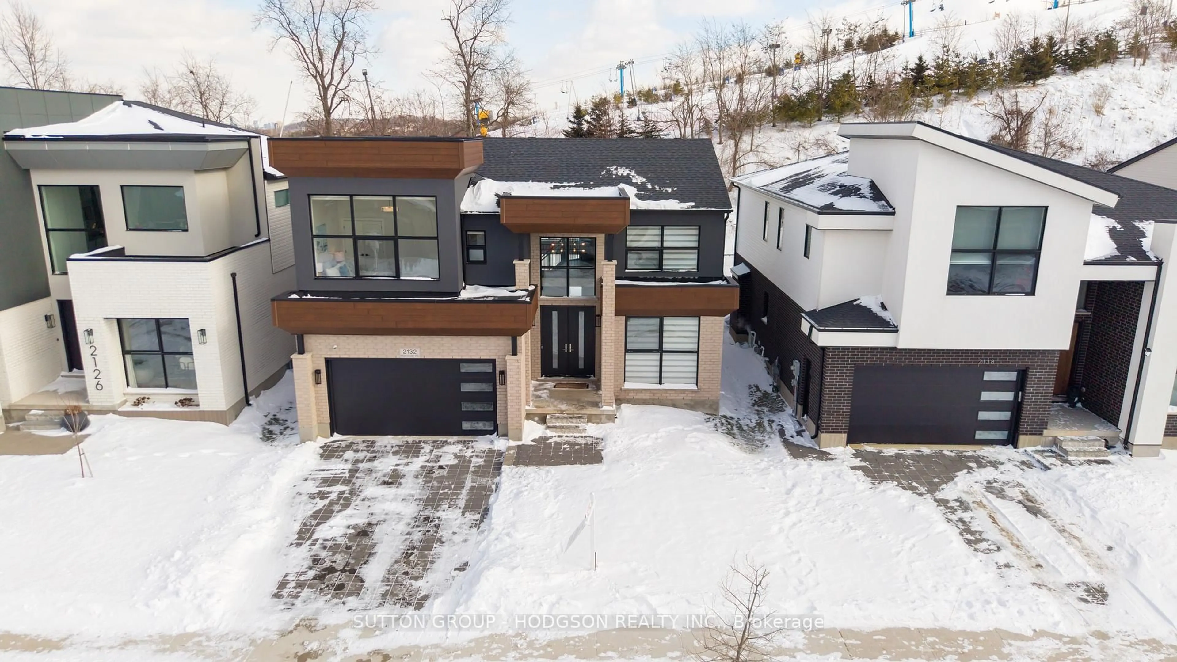 A pic from outside/outdoor area/front of a property/back of a property/a pic from drone, street for 2132 Ironwood Rd, London South Ontario N6K 0H2