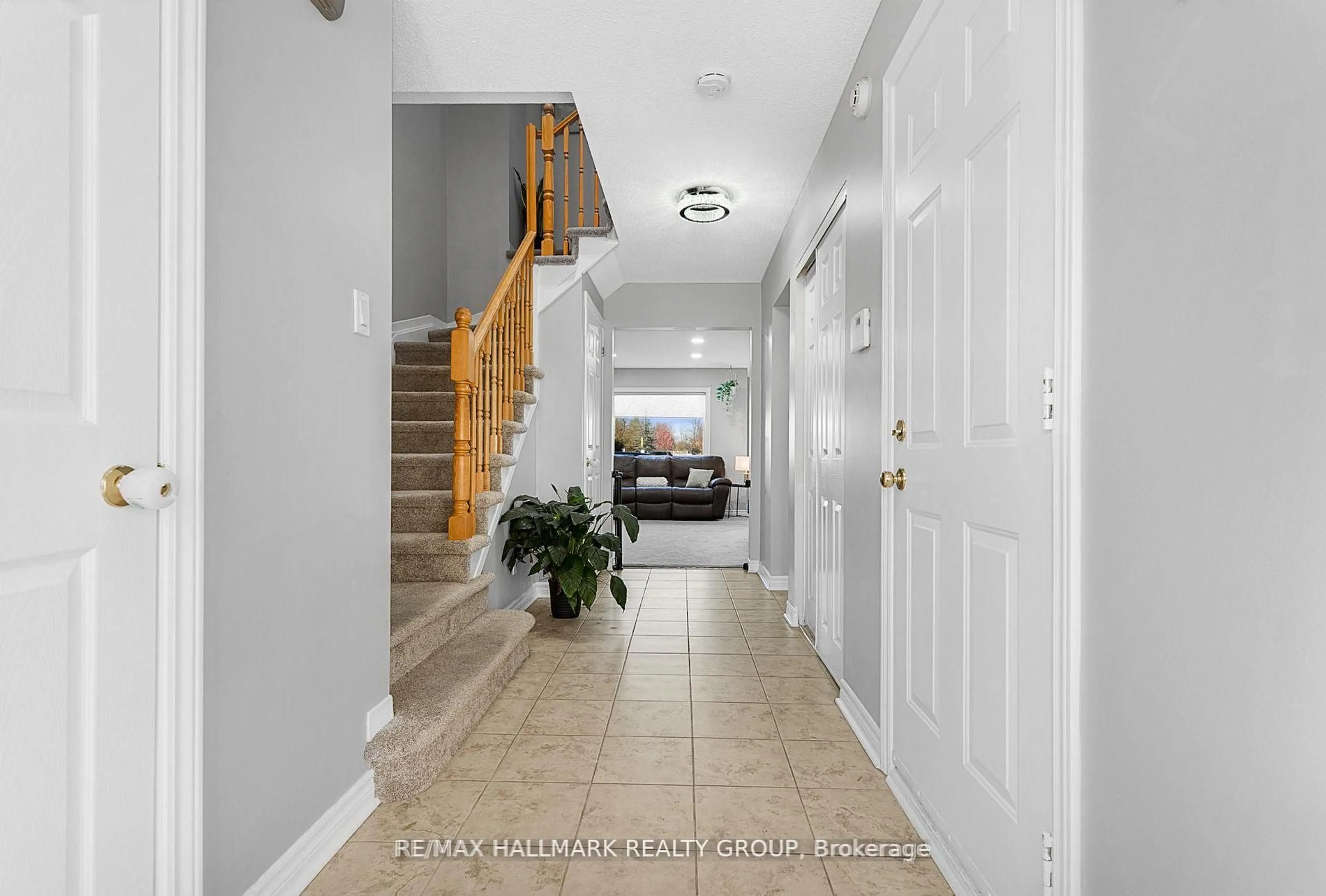 Indoor entryway for 93 Cedarock Dr, Ottawa Ontario K2M 2H5