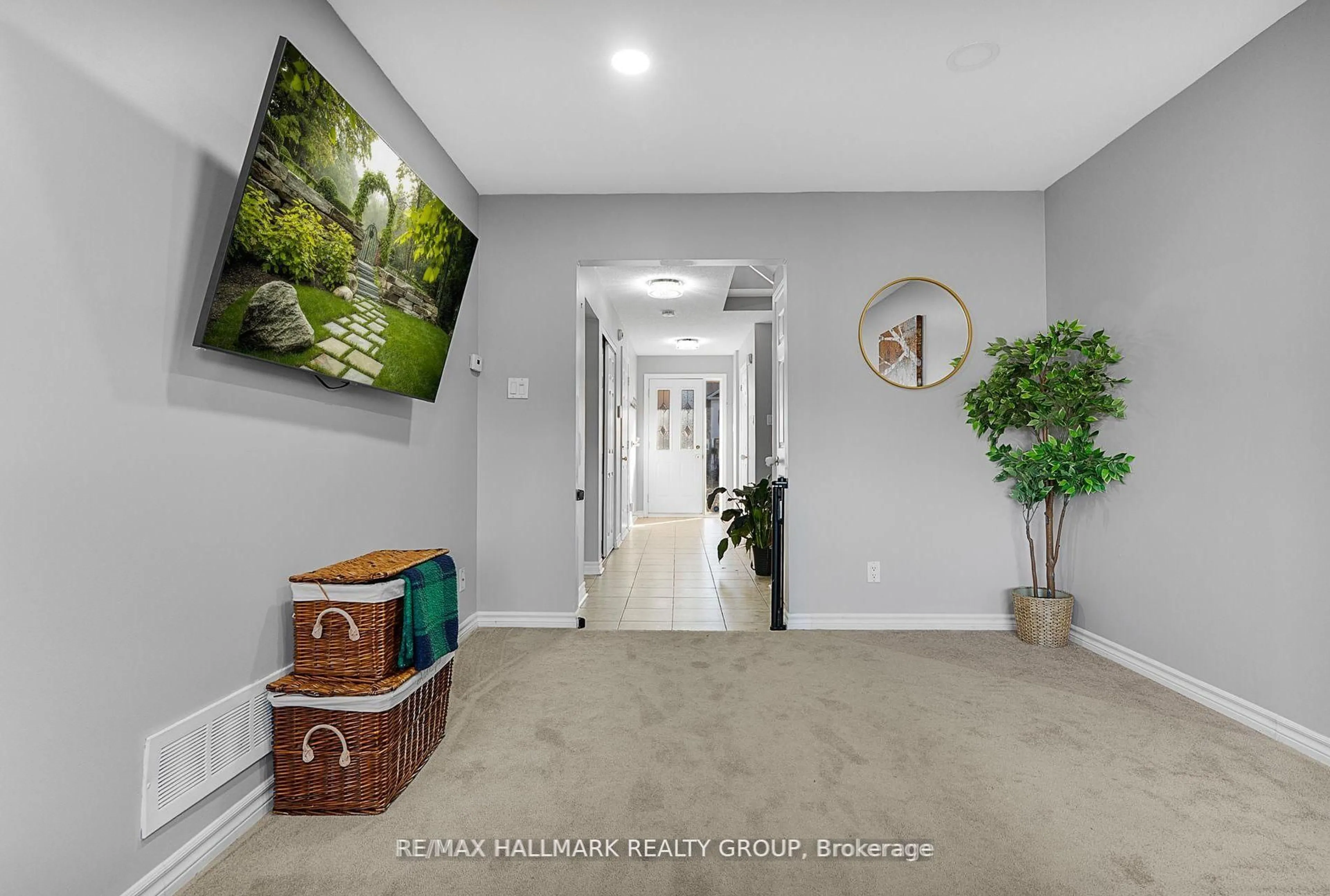 Indoor entryway for 93 Cedarock Dr, Ottawa Ontario K2M 2H5