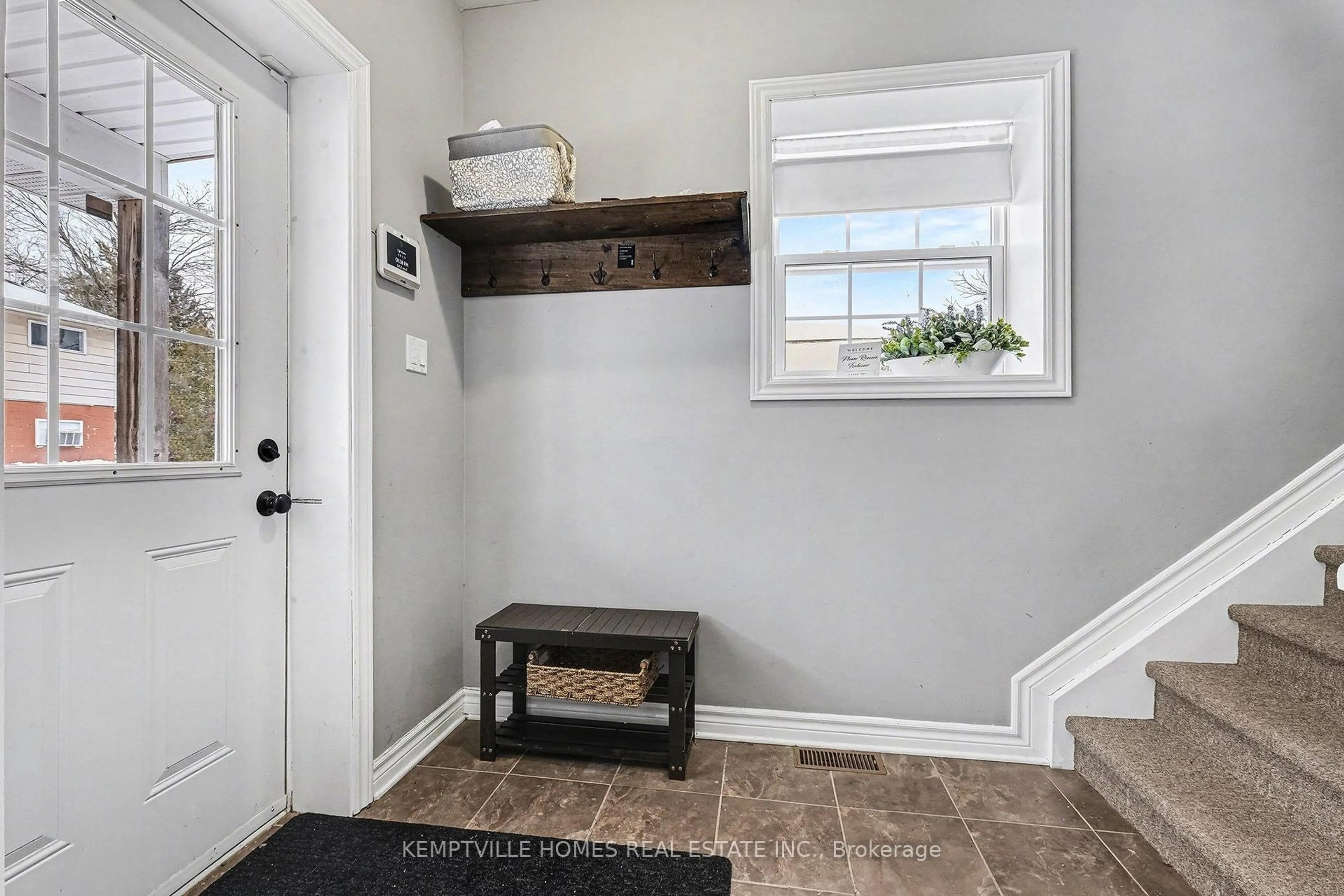 Indoor entryway for 9 Water St, North Grenville Ontario K0G 1S0