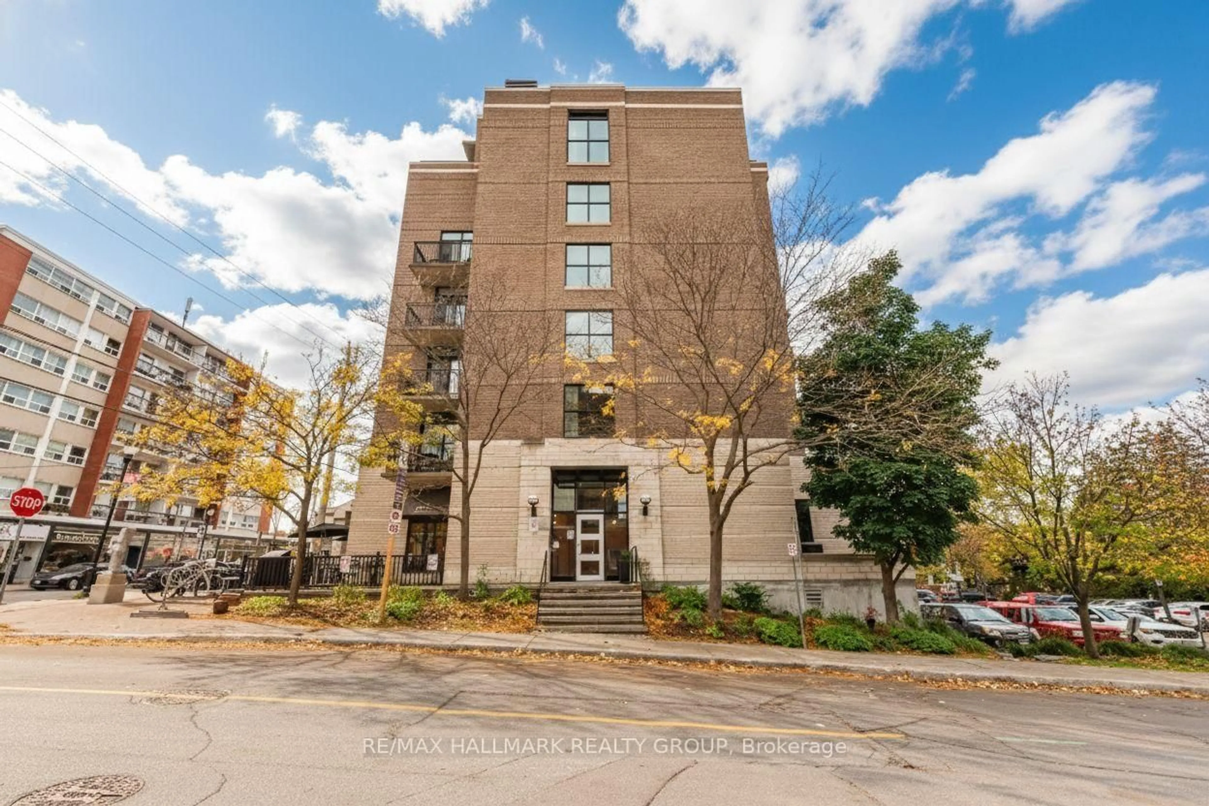 Indoor foyer for 150 CAROLINE Ave #306, Ottawa Ontario K1Y 4X8